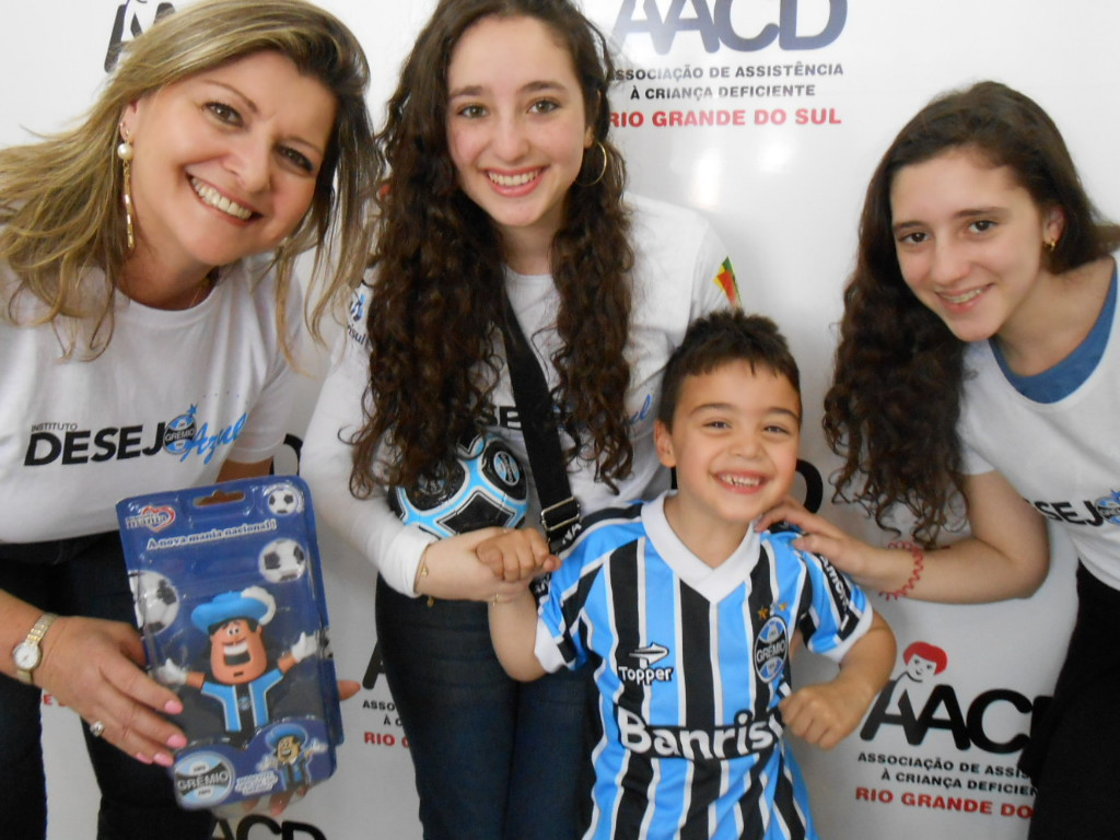 
A semana da Criança foi diferente para o Tayler. O esperto garotinho que faz tratamento na AACD ganhou vários presentes do Grêmio. Tayler ganhou o Boneco Mosqueteiro, ganhou uma bola e principalmente um kit completo com camiseta personalizada, calção e meia do Tricolor. Estava tão feliz o menino que largou o seu andador e com a ajuda de todos, principalmente seu pai, saiu chutando a bola de tanta alegria e felicidade. A ação contou com as participações especiais das voluntárias Amanda Diefenbach Bellini , Elisabeth Boito e Bárbara Bellini.