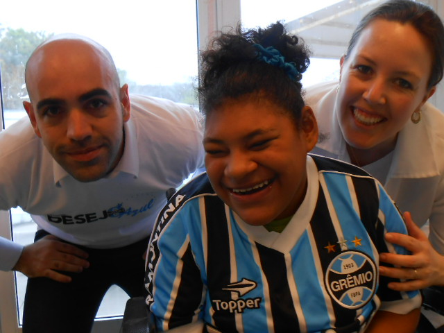 Júlia tem 15 anos e faz tratamento na Kinder. Chegamos no local e ela estava tímida. Depois que colocou a camiseta do Grêmio personalizada com seu nome abriu um largo sorriso. A ação contou com a colaboração do voluntário Charles Hansen. 