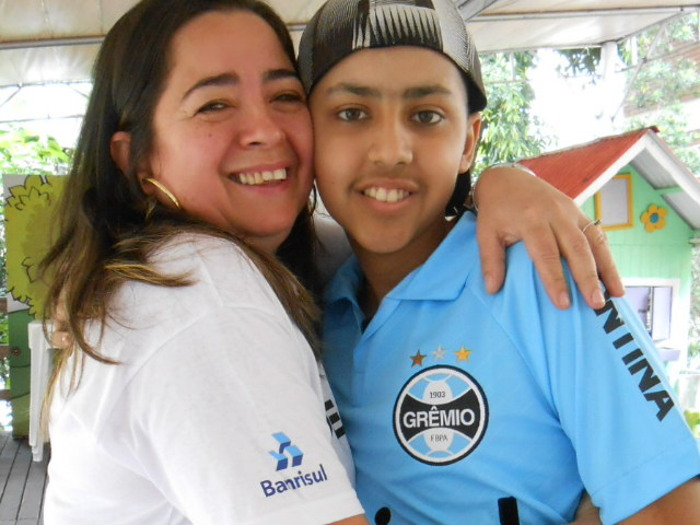 Daniel está hospedado na Casa de Apoio do Instituto do Câncer Infantil. Está na espera de um novo transplante que em muito breve vai lhe trazer a cura. Desejava muito ganhar uma camiseta do Grêmio antes de voltar para sua cidade natal São Luiz Gonzaga.E com o apoio da voluntária Isabel Cristina Weschenfelder levamos até ele o presente e mais um boneco mosqueteiro para a alegria de todos os envolvidos. Força Daniel! 