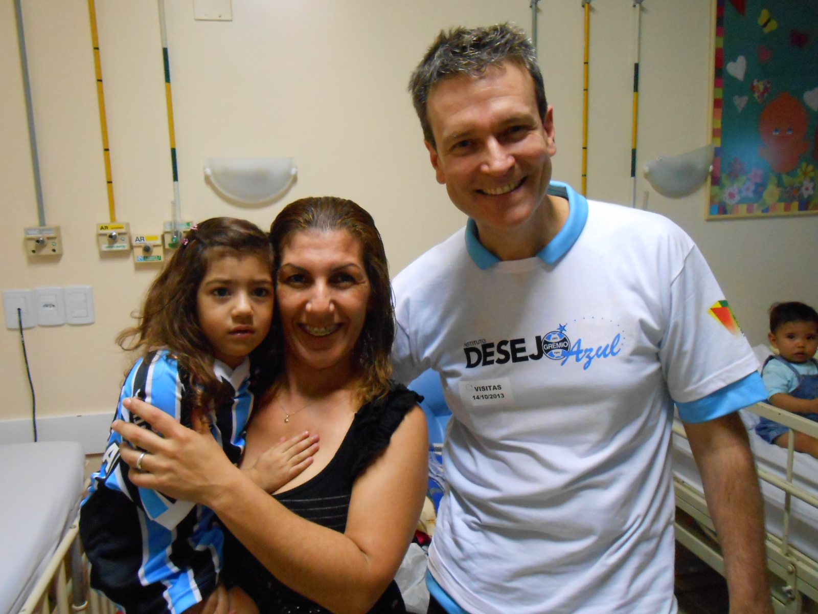 Ana Luiza tem 4 anos e faz tratamento no Instituto de Cardiologia. Está a espera de uma cirurgia que fará com que em breve retome sua vida normalmente. E para dar mais ânimo e estímulo para sua recuperação com a colaboração do voluntário João Spier que foi acompanhado de seu amigo o gremista cearense Ronaldo Caldas levamos para ela uma kit com o uniforme completo do seu time do coração.