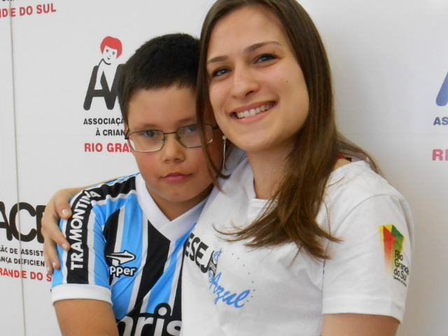 Anderson tem 12 anos e faz tratamento na AACD. Disse na oportunidade que vai ficar na frente da tv para acompanhar o seu Grêmio pela TV com a camiseta , calção e meia que ganhou da voluntária Gabriela Medeiros. Sorte sempre para você Anderson e para o nosso Grêmio.