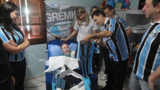 
Daniel tem 6 anos e mora em Santa Rosa. Desde o seu nascimento nunca havia saído do hospital. Semana passada aconteceu o grande dia quando teve alta e foi para sua casa . Para ele formamos novamente a corrente do bem. De Porto Alegre a voluntária Rita German enviou o kit com o uniforme completo pelo Correio para Santa Rosa. O Cônsul do Grêmio naquela cidade Antônio Limberger recebeu o presente e juntamente com alguns componentes do consulado dirigiu-se até a casa do menino e entregou o kit completo para a felicidade de toda família do Daniel. É a corrente do bem se formando novamente. Saúde Dani!
 