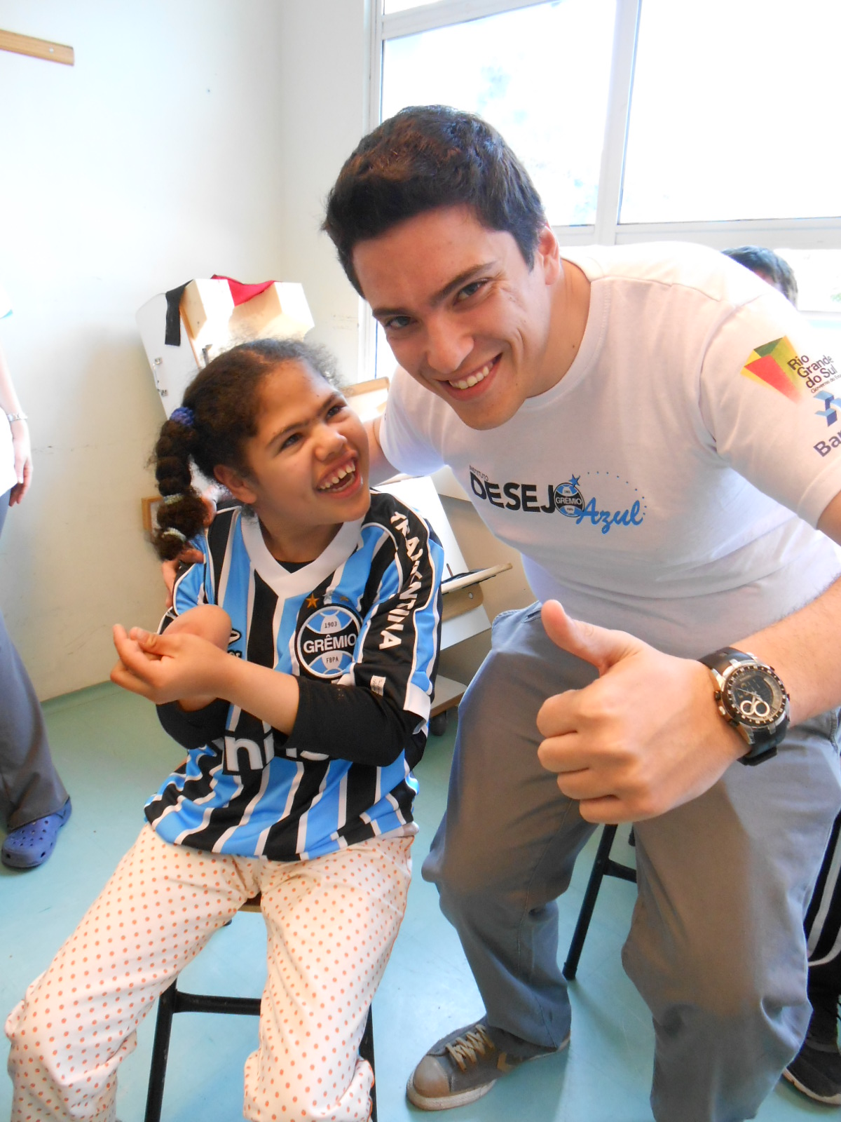 Ester faz tratamento na Kinder. É uma rica de uma menina, esperta , alegre e gremista. Seu Desejo era ganhar uma camiseta do Grêmio com seu nome nas costas. E ganhou com a colaboração do voluntário Thiago Floriano esse presentão que a deixou muito feliz.