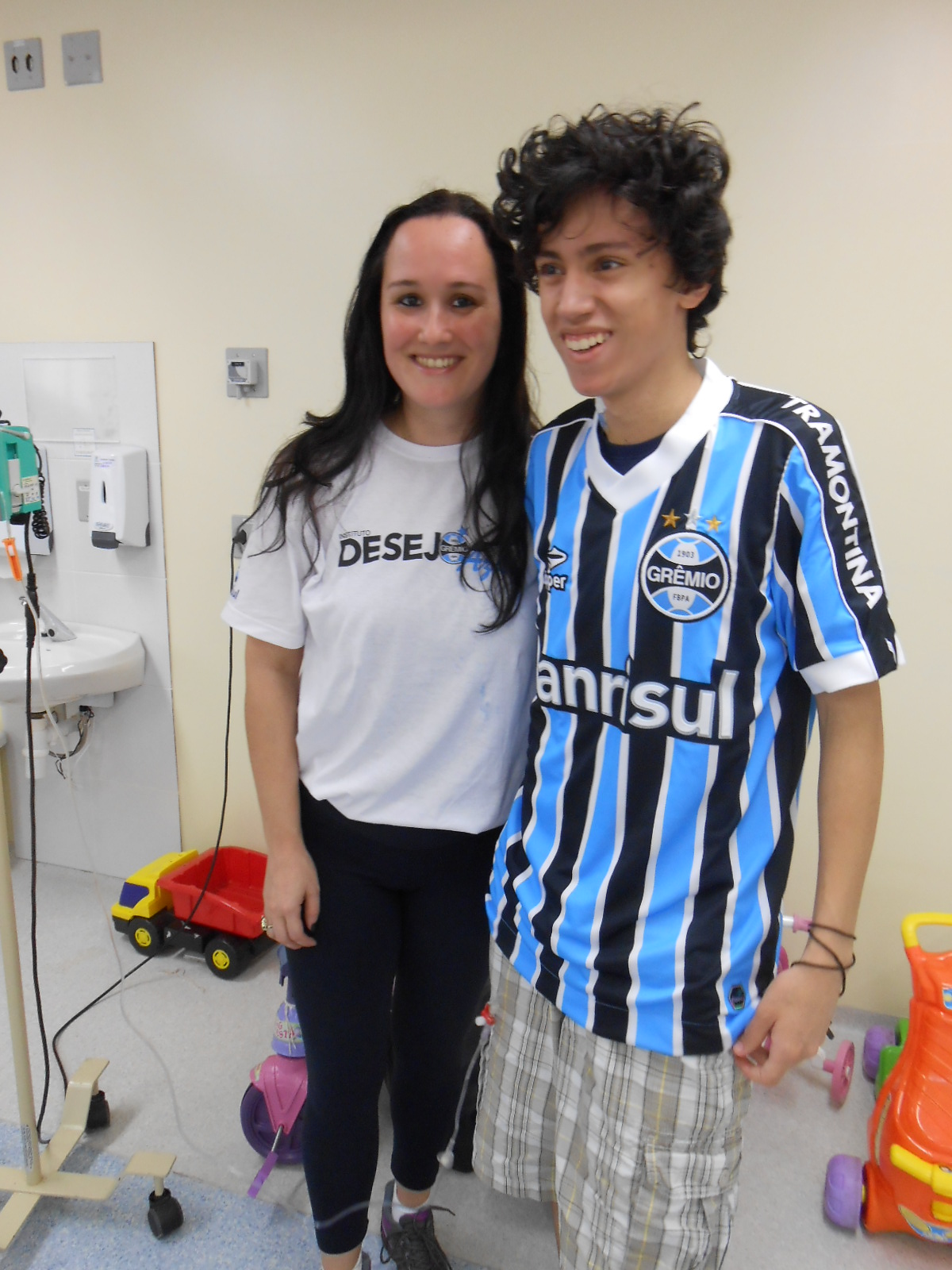 Antony faz tratamento no Hospital de Clínicas ( Instituto do Câncer Infantil) Tinha uma camiseta do Tricolor mas já surrada pelo tempo de uso. Antony queria uma nova, oficial e personalizada com seu nome. E com a ajuda da voluntária Denise Silva levamos até ele o seu Desejo que tratou de coloca-lo na hora. Bom tratamento e saúde Antony! 