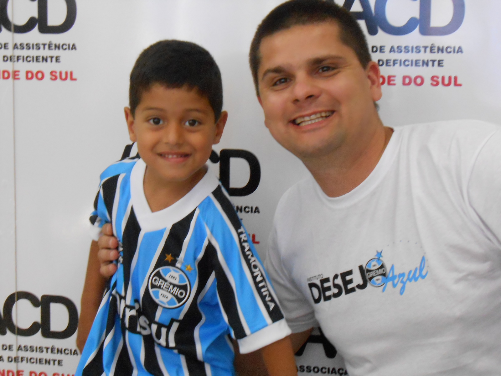 Matheus quer ser um dia jogador de futebol e de preferência do seu Grêmio. O menino faz tratamento na AACD e a cada dia tem progressos no seu desenvolvimento. Hoje ganhou o kit completo com uniforme do Tricolor do voluntário Paulo Fernando Oliveira . 