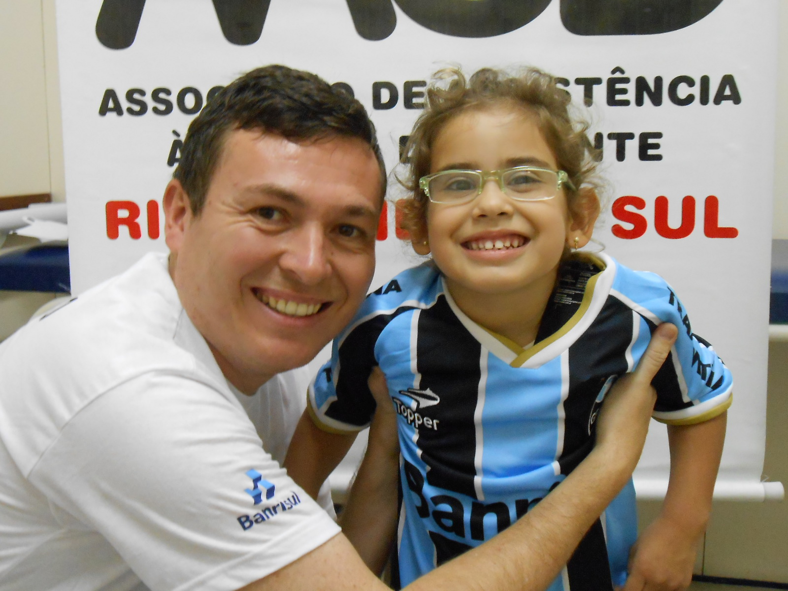 Simpatia e alegria é que não faltam para a Isabelly, 8 anos. A menina que faz tratamento na AACD é gremista ao contrário dos seus pais. É paixao verdadeira mesmo, assim como ela , uma garotinha apaixonante. Quem participou dessa ação foi o voluntário Jeferson Daniel de Matos. 