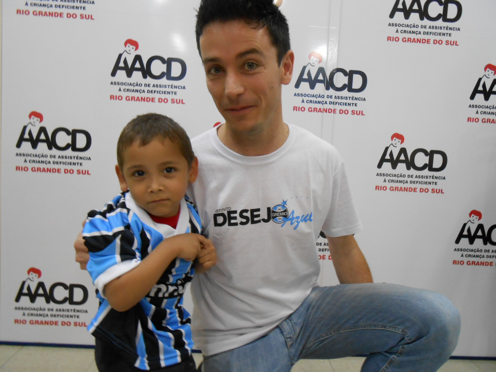 Vitor faz tratamento na AACD. Segundo sua mãe seu Desejo era ganhar um uniforme completo do Grêmio. E com a ajuda do voluntário Paulo César Meinerz levamos até o menino o kit completo com camiseta personalizada, calçao e meia do Grêmio.