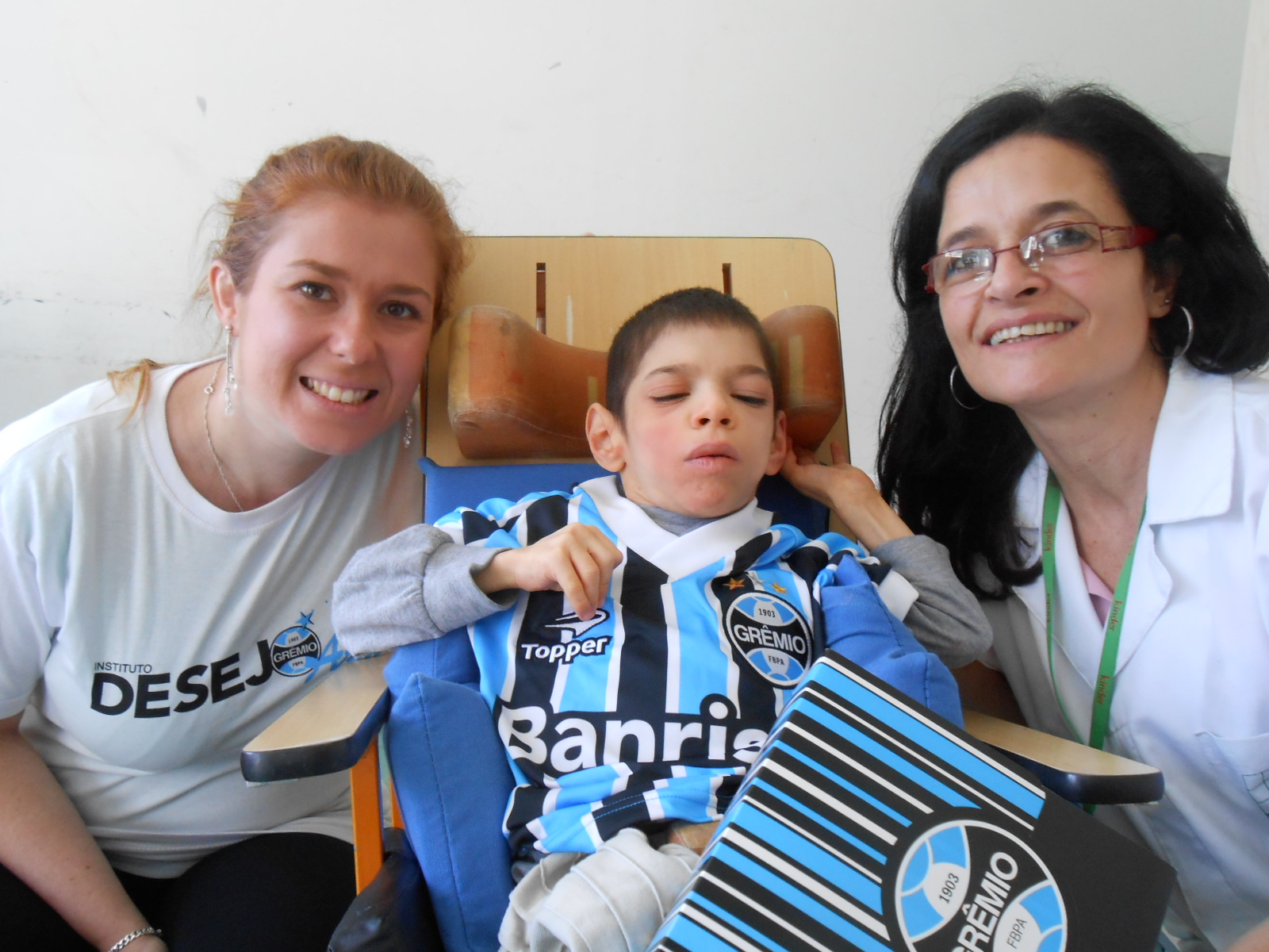 André tem 13 anos e faz tratamento na Kinder. Queria ganhar um uniforme completo do Grêmio, seu time do coração. E com a ajuda da voluntária Priscila Spohr levamos até ao menino este presentão que o deixou muito feliz. 