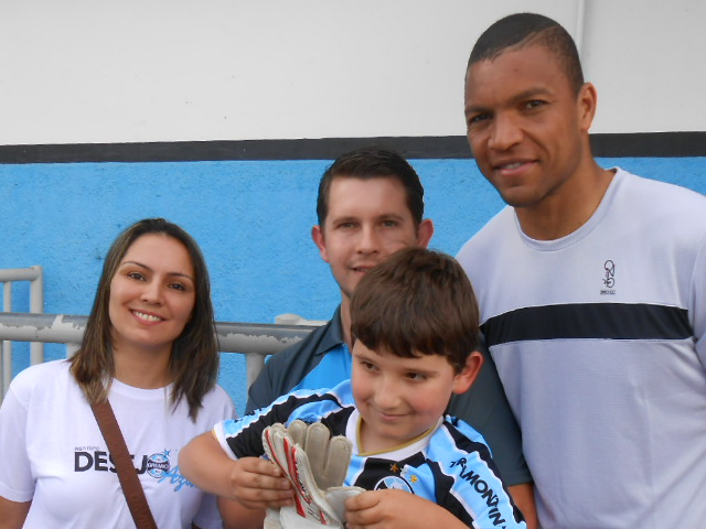Rodrigo, 8 anos veio de Dois Irmãos onde mora trazido pelo seu pai somente com uma intenção, conhecer de perto o ídolo do menino, o goleiro Dida. Rodrigo sabe tudo de Grêmio. Jogos, gols, é incrível a memória desse fervoroso gremistão.Pois além de receber o autógrafo do Dida nas suas luvas, conheceu outros jogadores bem como ganhou da voluntária Fernanda Abel um kit com o uniforme completo do Grêmio. 