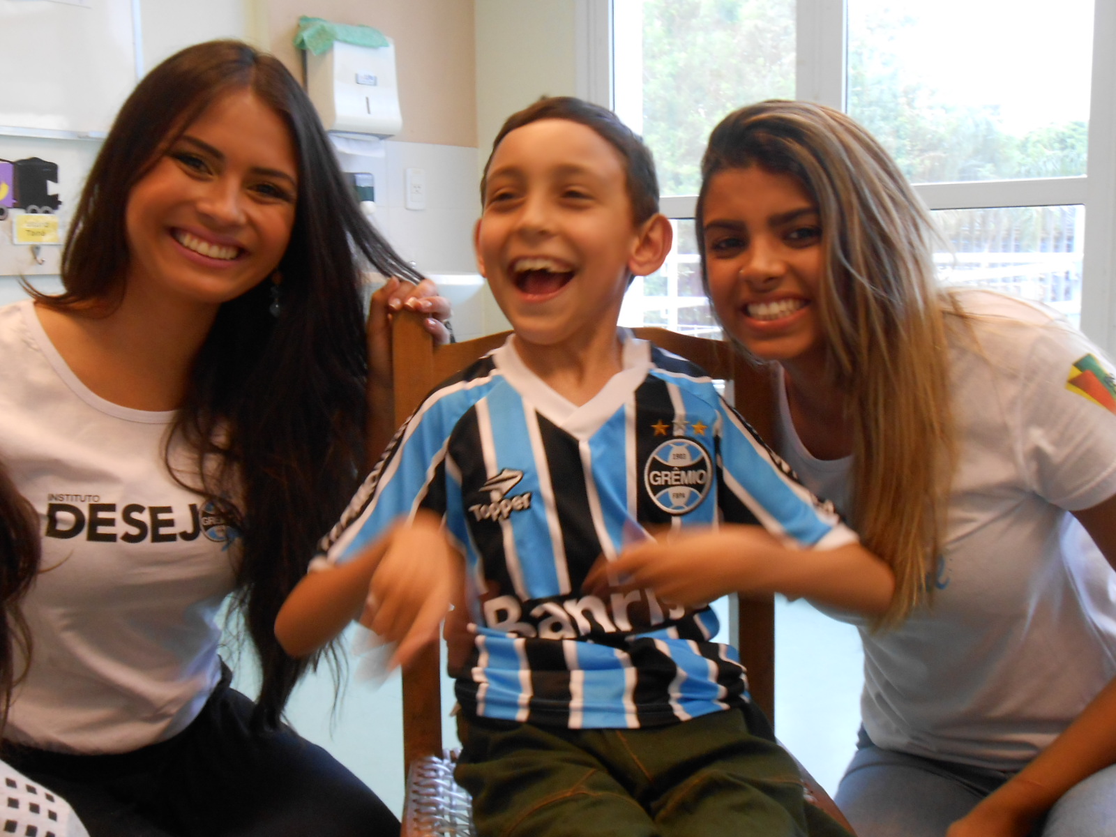 Uma simpatia de criança. Assim é o Leozinho que faz tratamento na KINDER. Depois que as voluntárias Charlene Macedo e Bruna Lopes entregaram o kit com o uniforme completo para ele, o garotinho não parou mais sorrir e de brincar contagiando a todas as pessoas que estavam presentes na ação. Um exemplo, esse é o Leozinho.