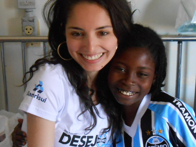Yasmim é uma simpatia. Meiga e querida como só ela. A menina que faz tratamento no Hospital Conceição queria ganhar uma camiseta do Grêmio. Ganhou mais. Recebeu um uniforme completo da volutária Carolina Souza.