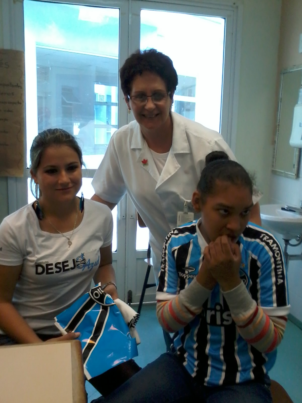 Audrey Vitória faz seu tratamento na Kinder e é uma torcedora fanática do Grêmio. Seu Desejo era ganhar um uniforme completo do seu time. E com a ajuda da voluntária Fernanda Maciel levamos até a menina o kit completo com camiseta personalizada, calção e meia do Tricolor. 