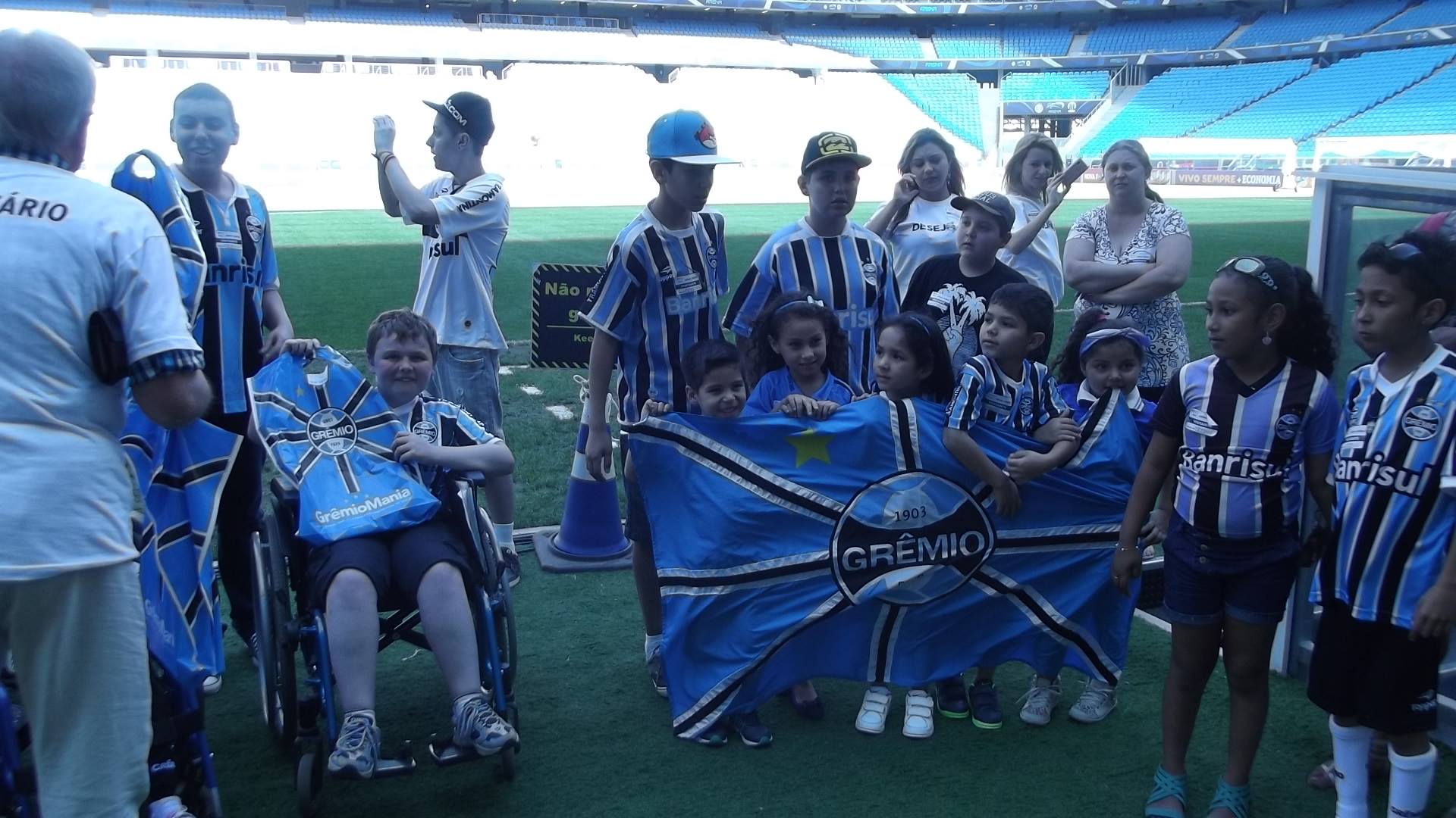 10 crianças e seus respectivos responsáveis tiveram uma tarde emocionante e momentos que jamais irão esquecer. Visitaram a magnífica Arena do Grêmio. Conheceram os vestiários, o auditório, as casamatas, e principalmente, pisaram no gramado onde seus ídolos jogam. Tudo sob a orientação do Rodrigo da Arena que fez uma explanação perfeita sobre o novo estádio. A ação contou com a colaboração especial do voluntário Paulo Sampaio . 