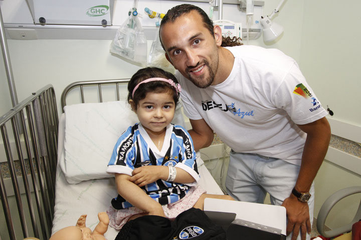 Barcos e as voluntárias do Desejo Azul fizeram a alegria das crianças internadas no setor de oncologia do Hospital Conceição, em Porto Alegre. O Pirata distribui alegria e simpatia para todos os internos e não deixou de visitar todos os internos da oncologia. Em especial foram presenteados kits com uniforme do Grêmio para o Tricolor Jonas ,14 anos , entegues pelas voluntárias Carmem Vasquez e Grazielly Vasques; e Elisa, 4 anos, entegue pela voluntária Manair Vasquez . O jogador distribuiu autógrafos, disse palavras de carinho e esperança e fez fotos com todos, inclusive com o corpo médico e de enfermeiros do Hospital. 