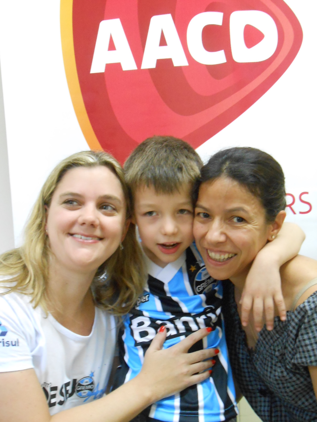 Kauã não somente ganhou a camiseta e sim o kit completo com calção e meia do seu amado Tricolor. O menino de 8 anos que faz tratamento na AACD era só sorrisos e felicidade e no momento que a voluntária Carolina Mosquetti entregou a camiseta ele tratou de coloca-la e saiu pelos corredores da instituição todo orgulhoso.