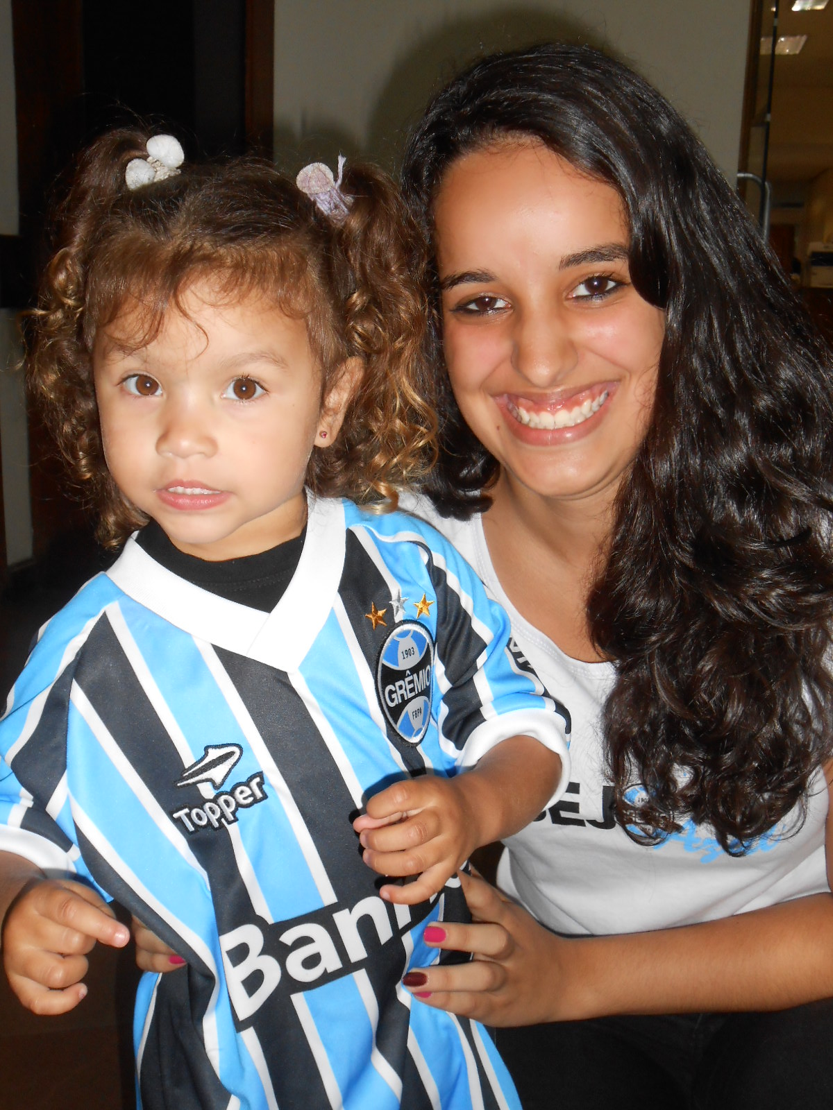 Paloma tem 3 anos e é um encanto de menina. Essa simpatia de menina faz tratamento no Instituto de Cardiologia. Em muito breve estará nas ruas brincando e se exibindo com o uniforme completo que ganhou da voluntária Andressa Silveira.