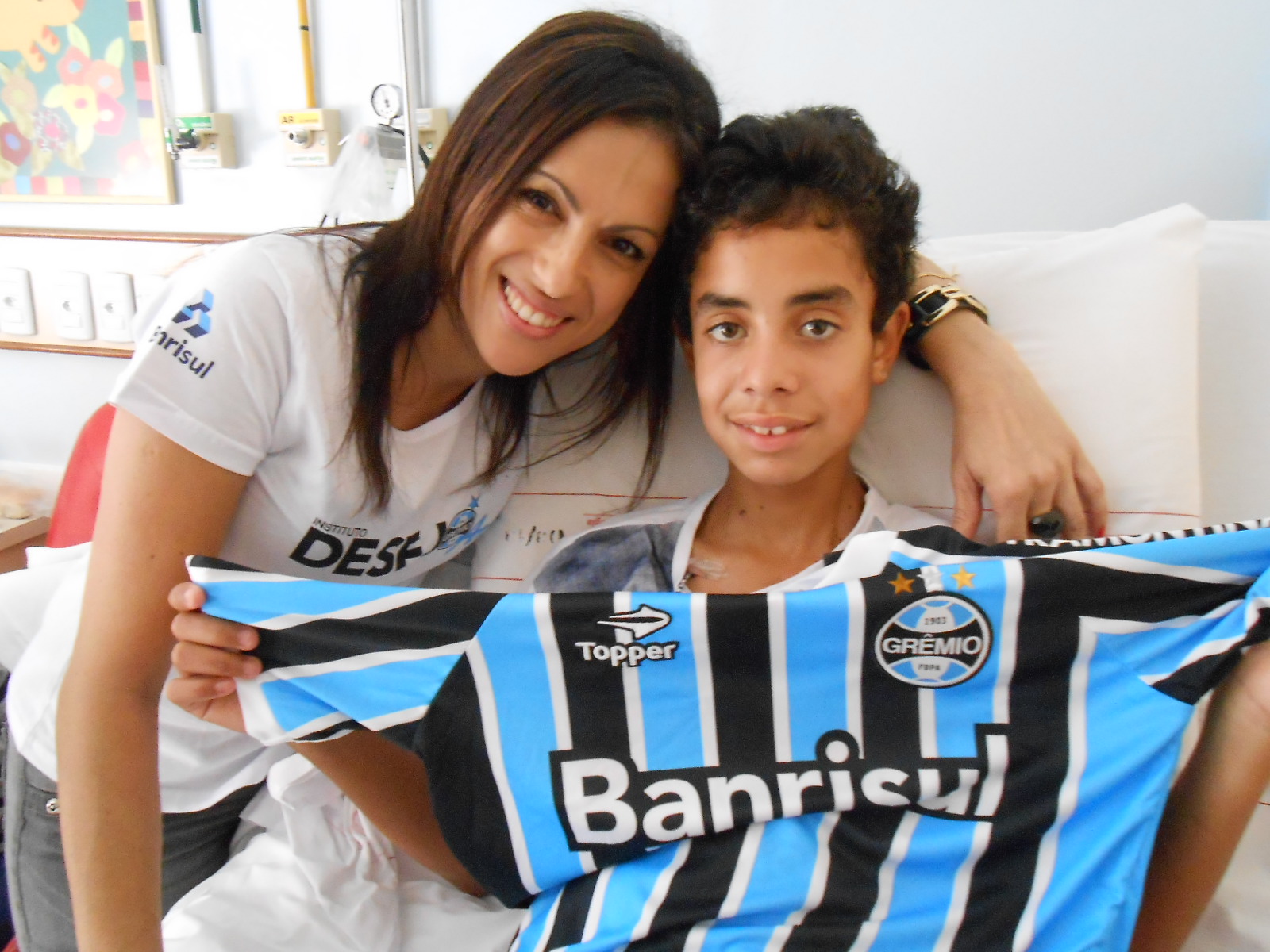 Foi um dia muito feliz para o Matheus, 14 anos. O menino está tendo alta hoje do tratamento que faz no Instituto de Cardiologia e voltando para sua cidade natal, Bagé. Além disso ganhou da voluntária Rejane Calil um uniforme completo do time do seu coração. Saúde Matheus!