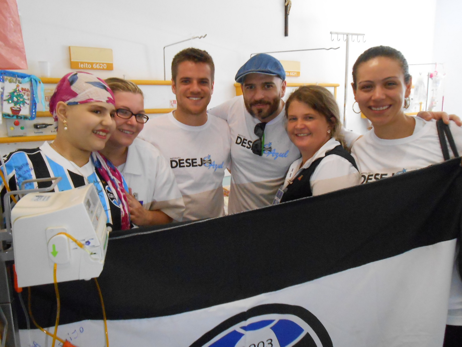 Hoje realizamos a ação de Natal no setor de oncologia pediátrica do Hospital da Criança Santo Antônio. A ação contou com a presença marcante do craque tricolor Ramiro que fez o mesmo quando entra em campo, ou seja, deu um show de bola para todas as crianças; e também com o Consulado do Grêmio - Novo Hamburgo com as presenças de Roger Canal e Caroline Paiva. O consulado ficou encarregado com a nobre missão de levar presentes para todas às crianças. Em especial foi entregue um kit com uniforme completo do Grêmio para o menino Bryan, 6 anos ; e para a menina Eduarda a presença do Ramiro por si só já foi um presente pois ela se diz fã número 1 do meio campista gremista.