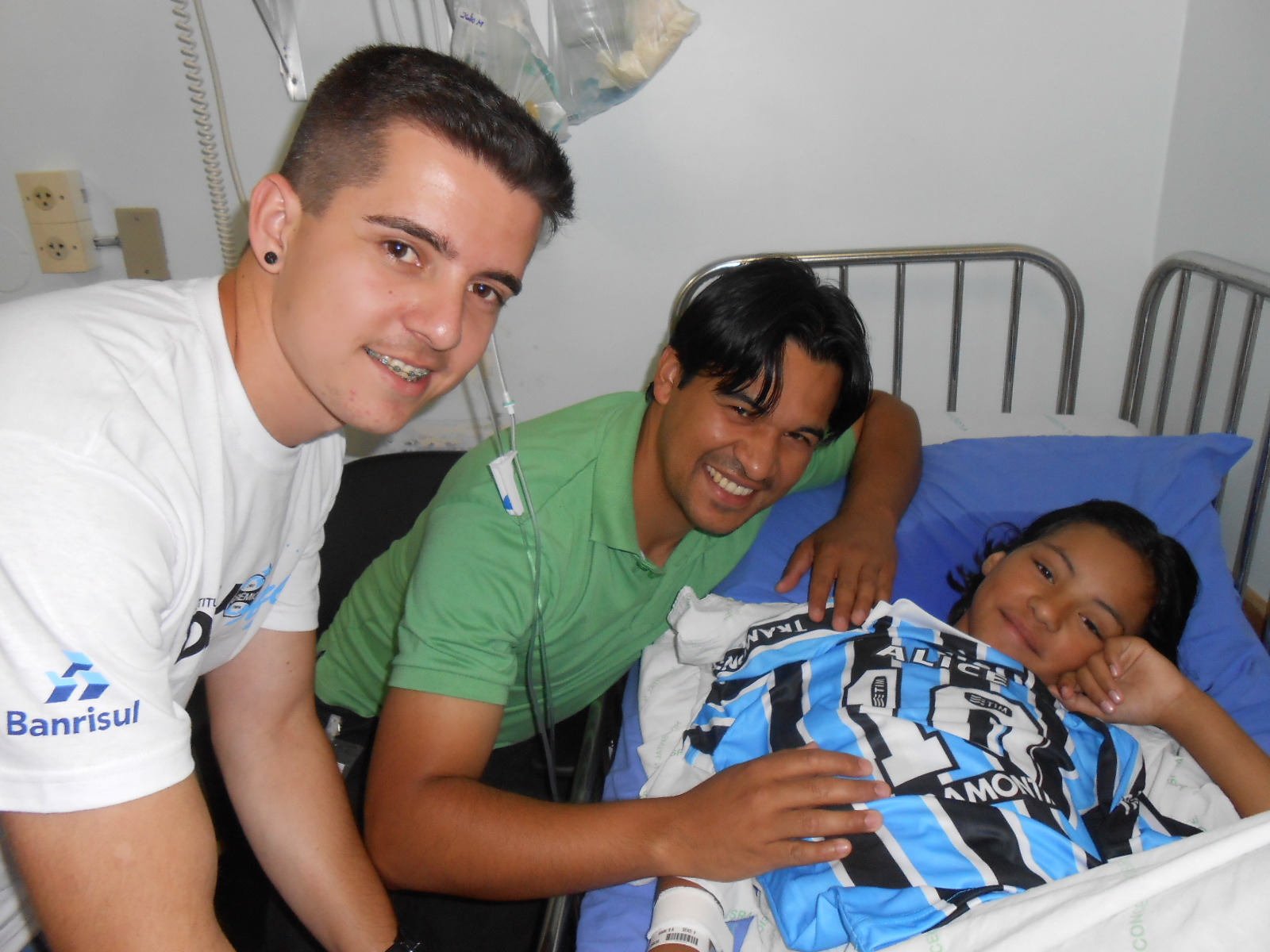 Alice faz tratamento de saúde no Hospital Conceição. Quando estivemos lá recem havia saido de uma cirurgia e tudo indica que em breve ela já estará novamente em casa. E comk a ajuda do voluntário Lenon Ferreira de Souza levamos para Alice um uniforme completo do Grêmio.