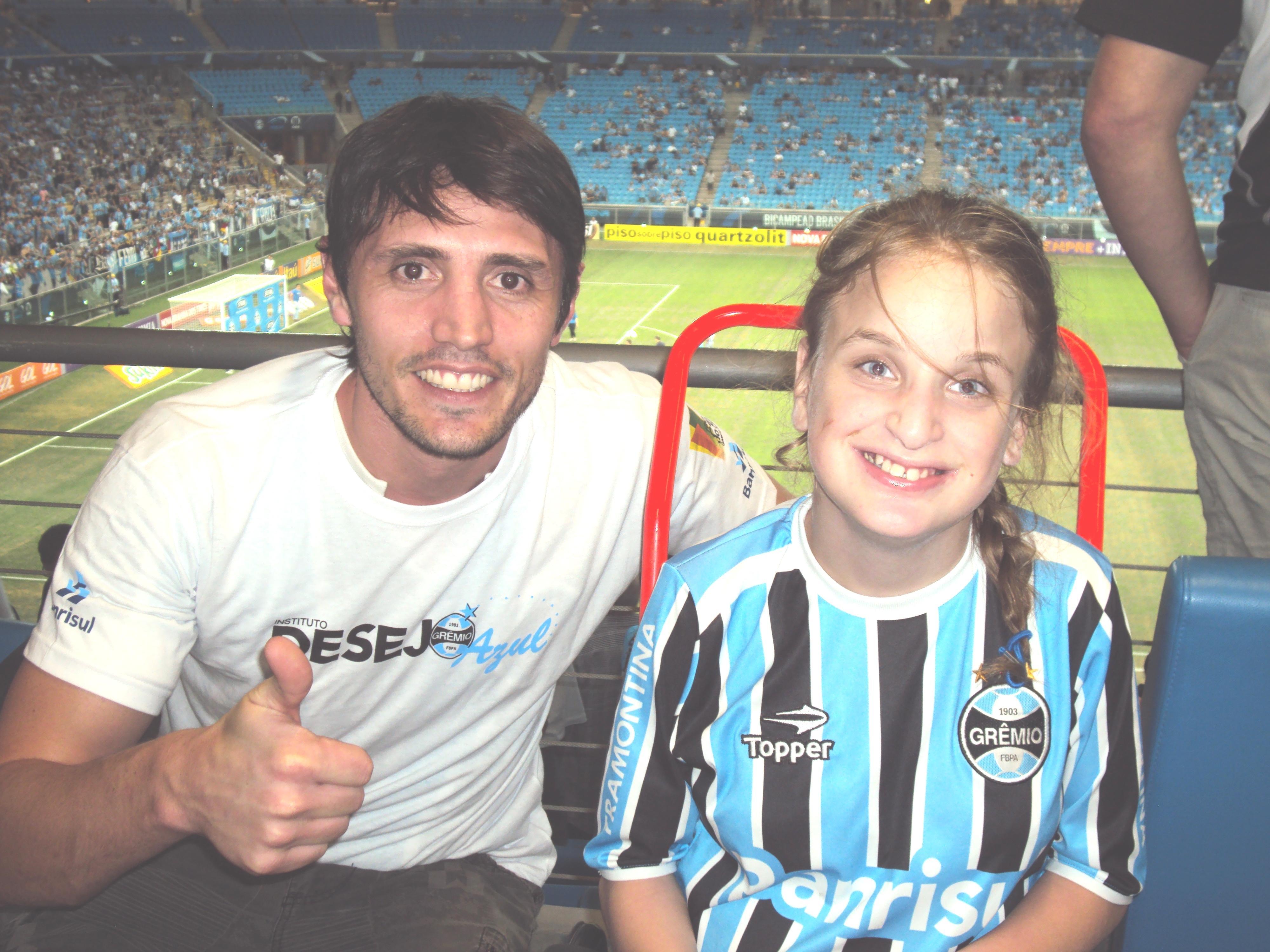 Karine deu sorte para o Grêmio. No dia em que assistiu seu primeiro jogo na Arena viu seu Tricolor ganhar de com gol do Pirata e assegurar vaga na Libertadores/2014. A açao contou com a colaboração dos voluntários Fabrício Alessio e Marcelo Zuchetti.
