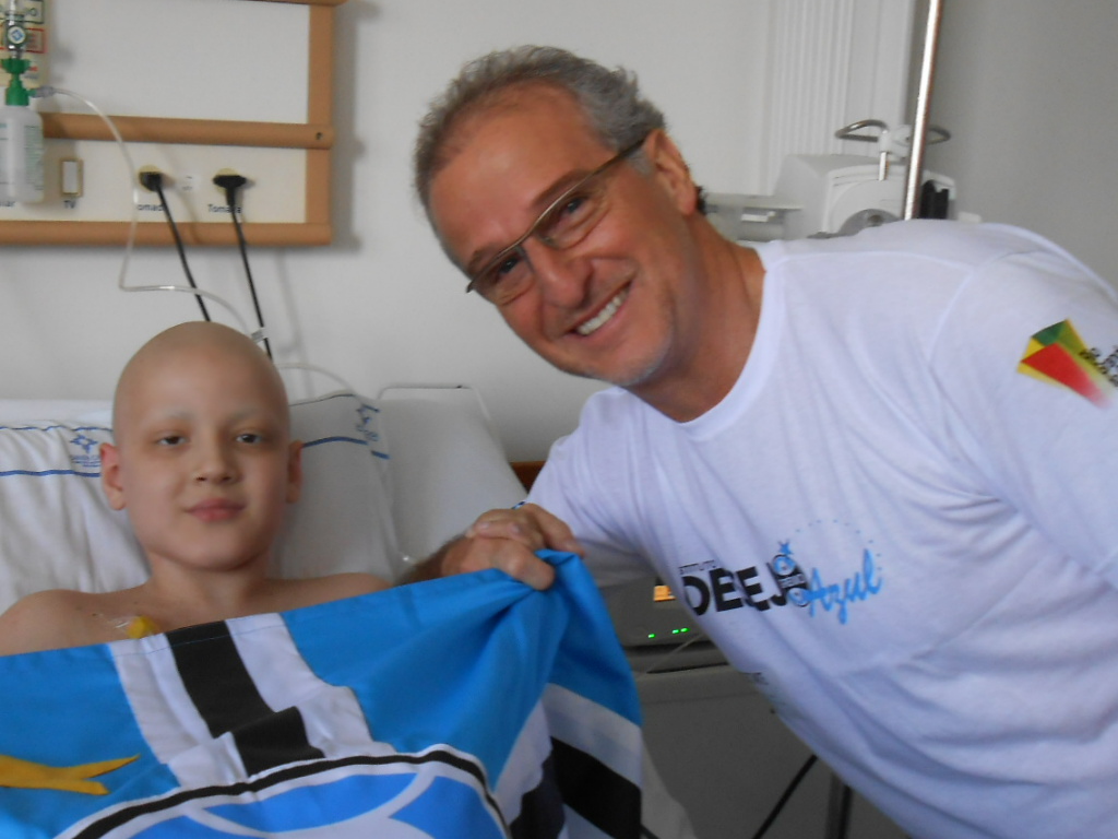 Otávio , 11 anos, faz tratamento no Hospital da Criança Santo Antônio. Queria ganhar um presente especial do seu amado Tricolor. Ganhou uma bandeira oficial de um voluntário muito especial o ex-Presidente Duda Kroeff.