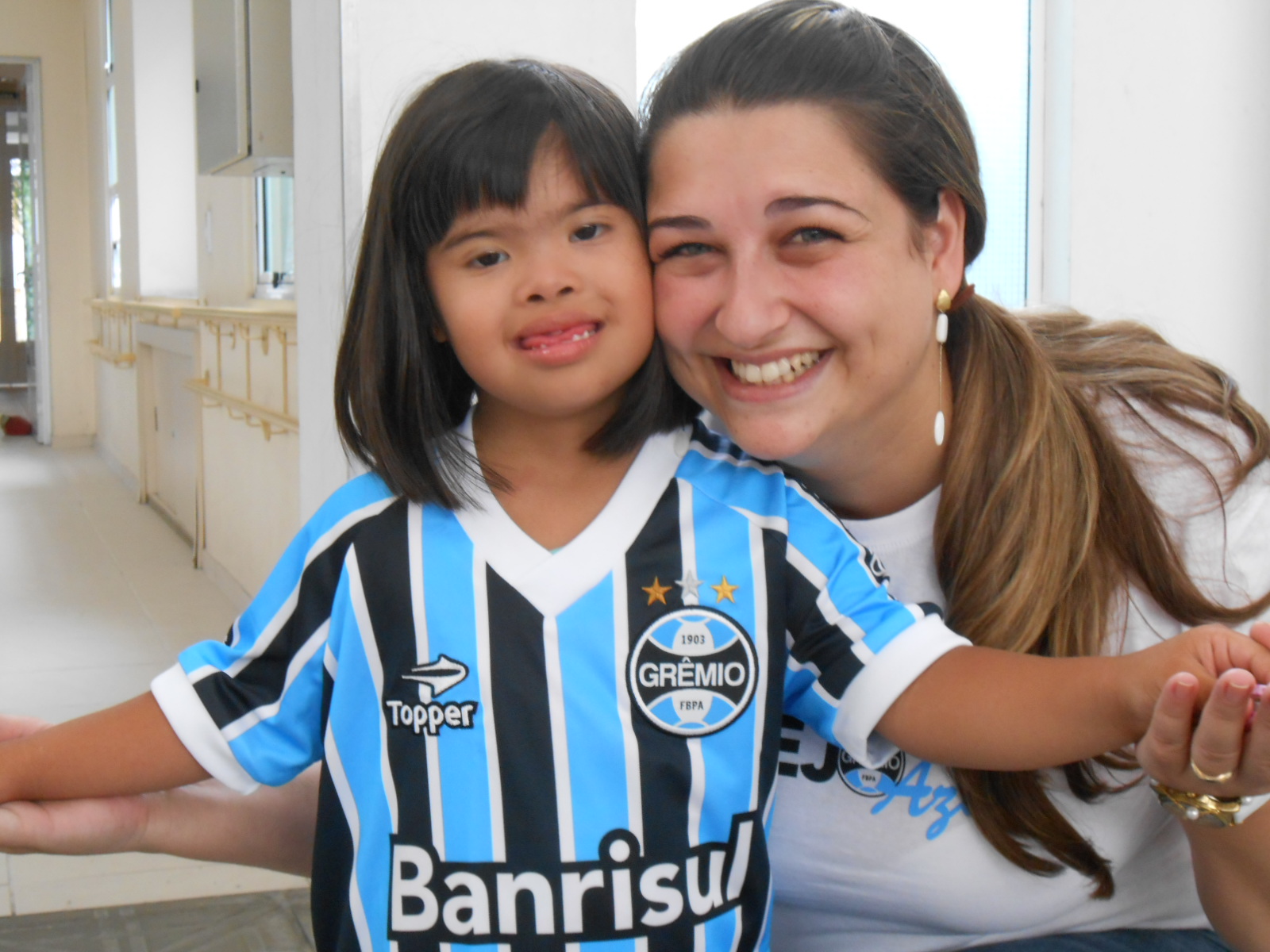 Júlia tem 6 anos e faz tratamento na Kinder. Seu desejo era ganhar uma camiseta do Grêmio. Ganhou mais, um kit completo com camiseta, calção e meia do seu Tricolor. A ação contou com a colaboração da voluntária Melinda Moreira. 