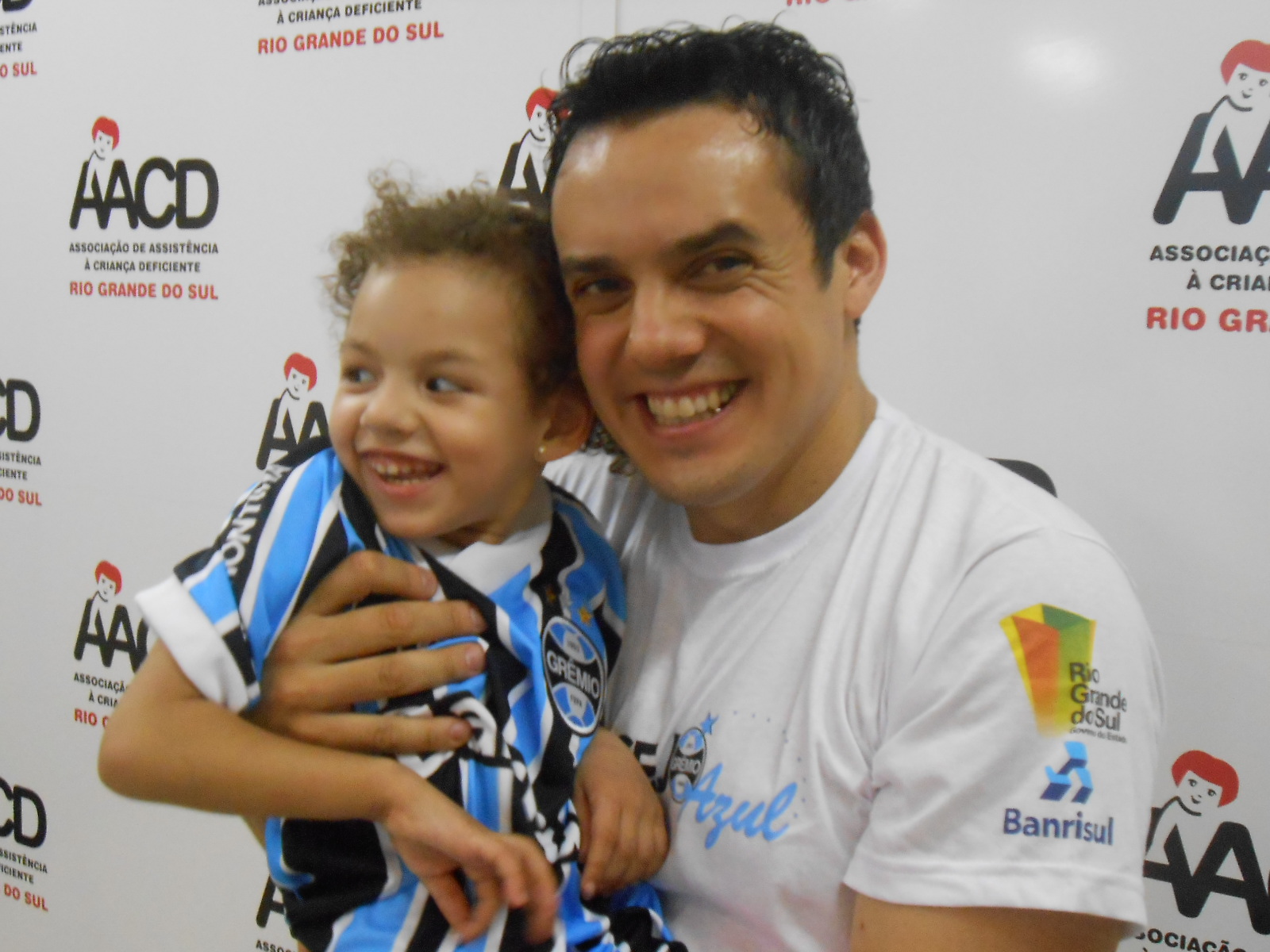 A menina Antonella, 4 anos, faz tratamento na AACD. Vibra em todos os jogos do Grêmio segundo a sua mãe. Hoje recebeu seu kit completo com camiseta personalizada, calção e meia do Tricolor. A ação contou com a colaboração do voluntário uruguaio e gremista Michael Fernando Tejeira Tavarez. 