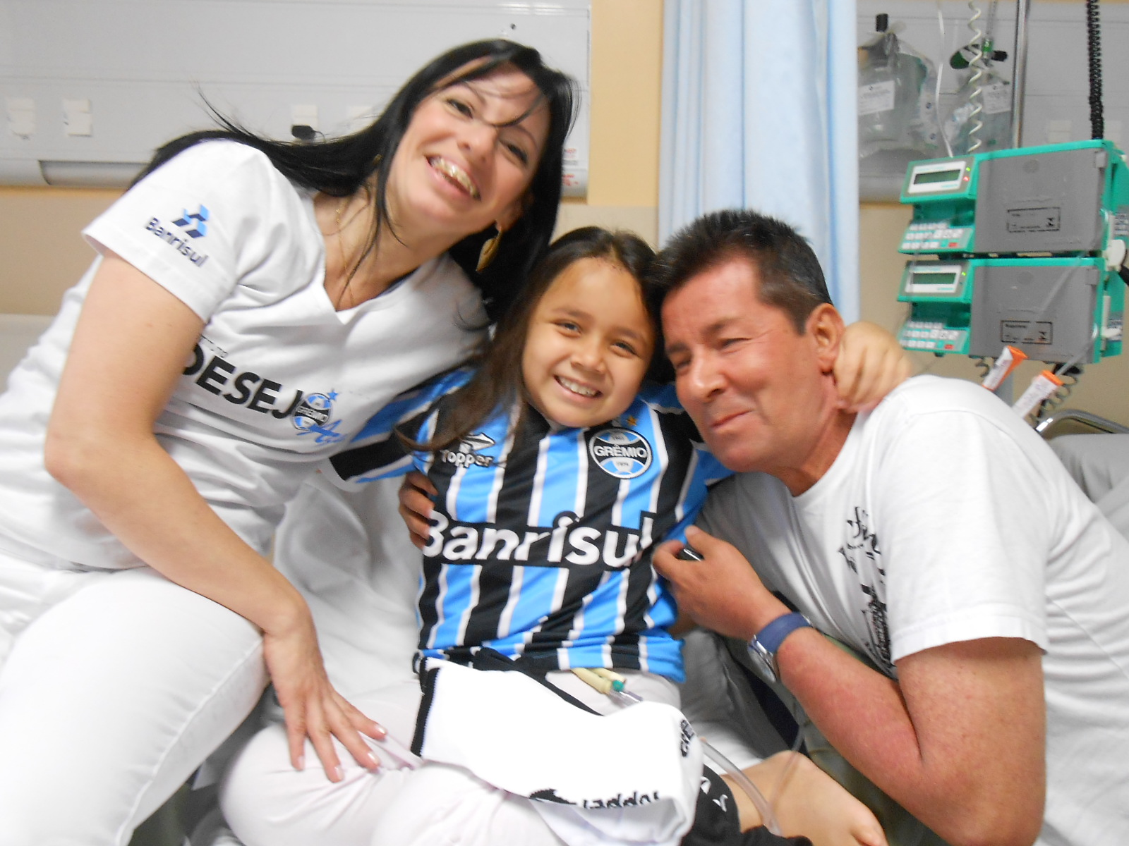 Ketley tem 8 anos e está fazendo seu tratamento de saúde no Hospital de Clinicas. Segundo seu pai é uma gremista fanática. E hoje com a colaboração da voluntária Elisa Avila levamos até á menina um kit completo composta de camiseta personalizada, calção e meia do Grêmio.