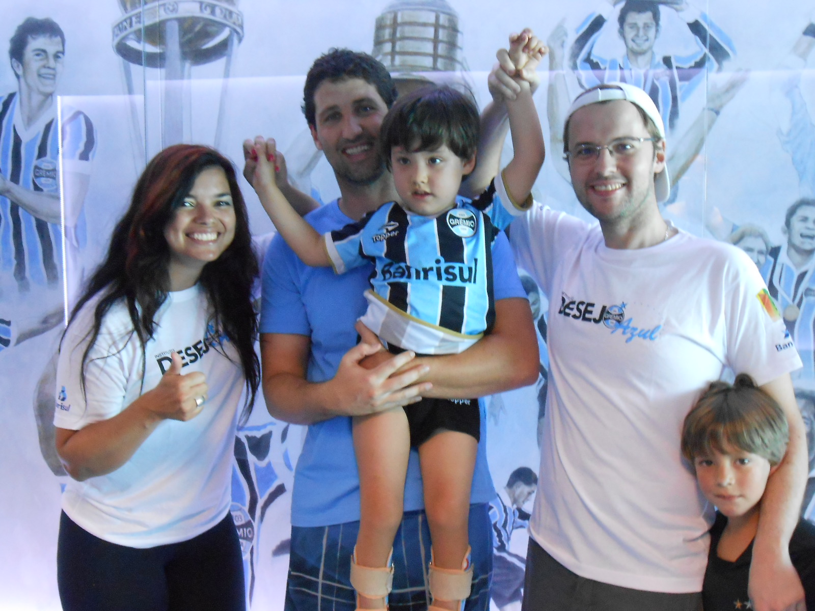 Davi nasceu e mora em São Paulo. Mesmo assim herdou o amor pelo Grêmio do seu pai Luciano e é um gremista daqueles mais fanáticos. Queria muito conhecer a Arena. E com a colaboração dos voluntários Fernando Maisonnave e Juliana Freitas que moram na Inglaterra e que entregaram uma camiseta personalizada ao menino ,visitamos várias dependência da Arena inclusive no gramado para a vibração e alegria do querido e simpático Davi