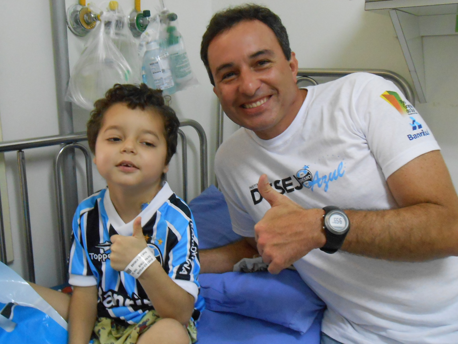 Arthur tem 5 anos e faz tratamento no Hospital Conceição. É um gremista daqueles mais fanáticos e que vibra muito com cada gol do Grêmio. Seu Desejo era ganhar um uniforme completo do seu Tricolor. E com a colaboração do voluntário Jc Baldi levamos até o menino um kit completo com camiseta personalidade, calção e meia do Imortal Tricolor. 