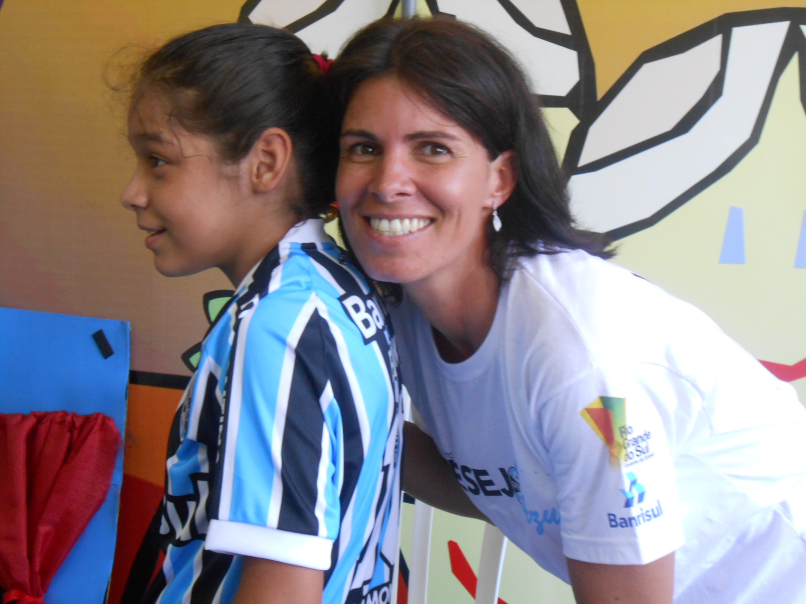 Érika faz seu tratamento no Educandário São João Batista. Vibra com tudo que diz respeito ao seu Tricolor. Seu Desejo era ganhar um uniforme completo. E com a ajuda da voluntária Fernanda Martins Konikiewez levamos até à menina um kit com camiseta personalizada, calção e meia do Grêmio