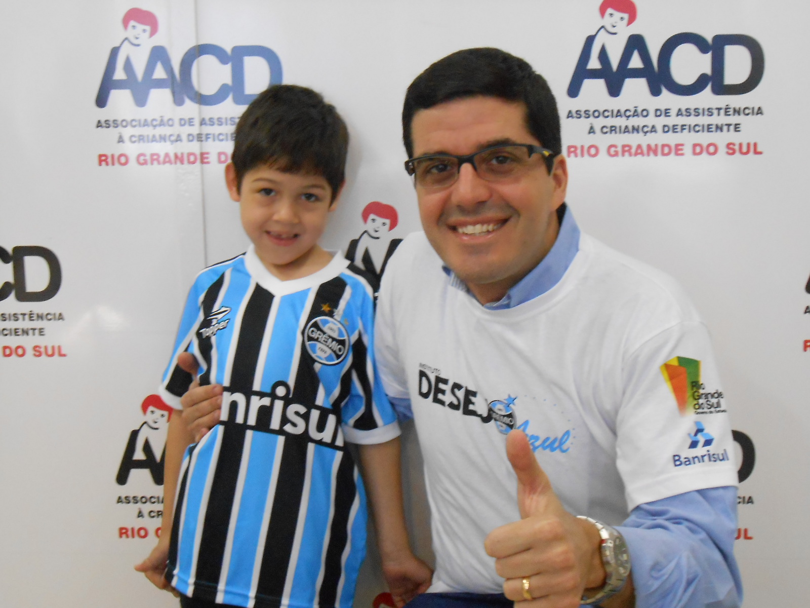 Robert tem 7 anos e faz tratamento na AACD. Seu desejo era ganhar um uniforme completo do Grêmio. E com a ajuda do voluntário Rafael Moschetti levamos ao menino o uniforme que ele de pronto tratou de vesti-lo. 