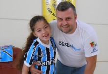 Bianca tem 11 anos e faz tratamento no Educandário São João Batista. É uma grande gremista como seu pai. Hoje com a colaboração do voluntário Leandro Dalpiaz recebeu seu kit de uniforme completo e já foi para casa vestida com a camiseta do time do seu coração.