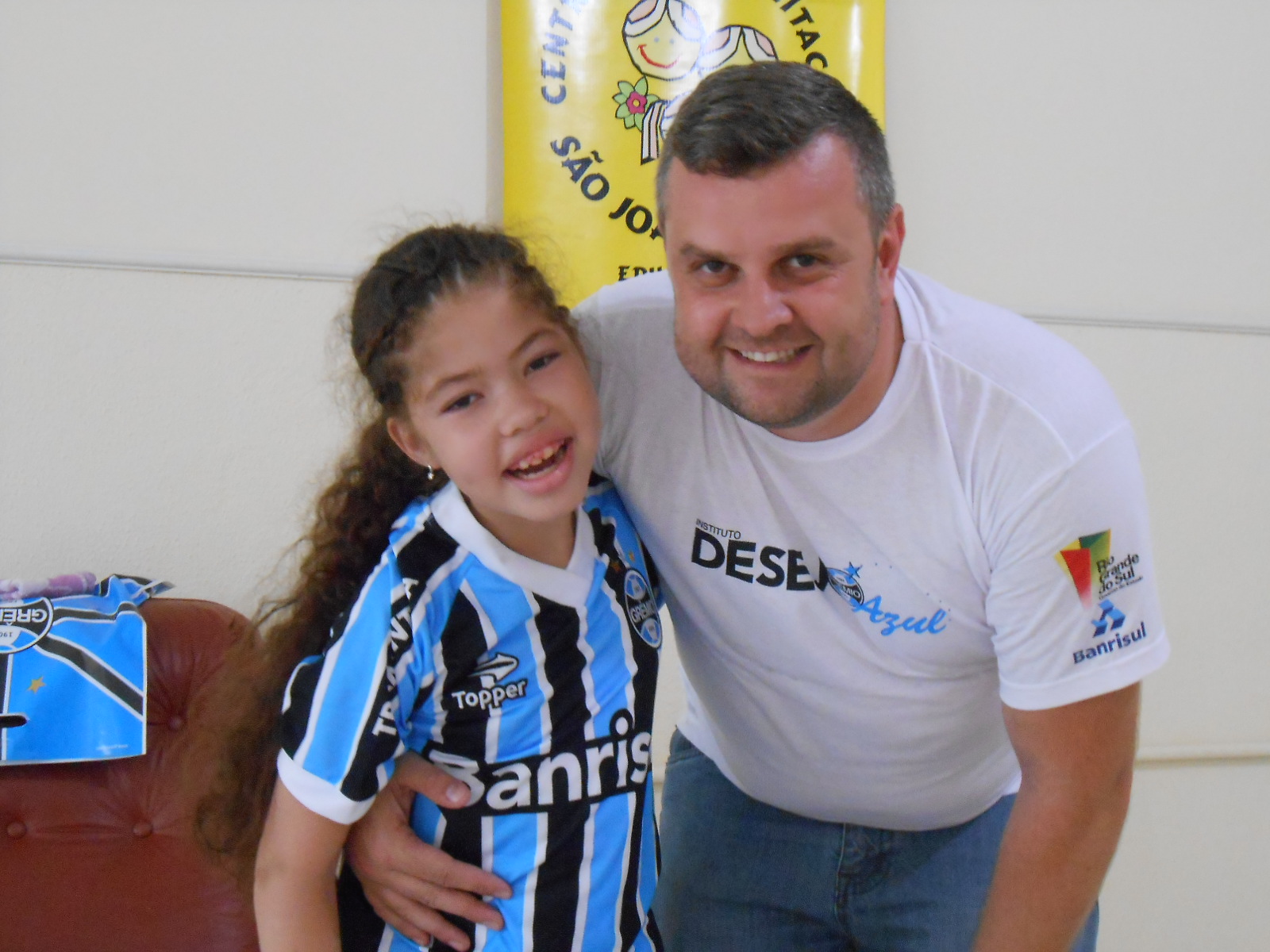 Bianca tem 11 anos e faz tratamento no Educandário São João Batista. É uma grande gremista como seu pai. Hoje com a colaboração do voluntário Leandro Dalpiaz recebeu seu kit de uniforme completo e já foi para casa vestida com a camiseta do time do seu coração. 