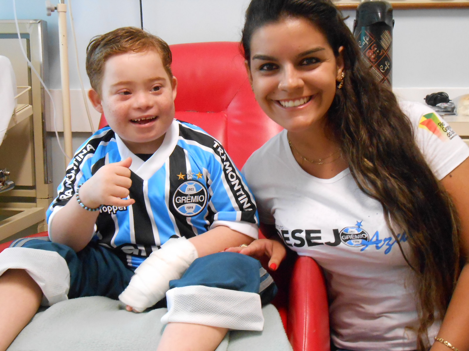 Guilherme faz tratamento no Instituto do Coração. É uma criança encantadora, esbanjando simpatia e alegria. Seu Desejo era ganhar um uniforme completo do Grêmio. E com a ajuda da voluntária Jessica Andrades levamos até ao garoto este presentão que ele na hora mesmmo vestiu com orgulho. 