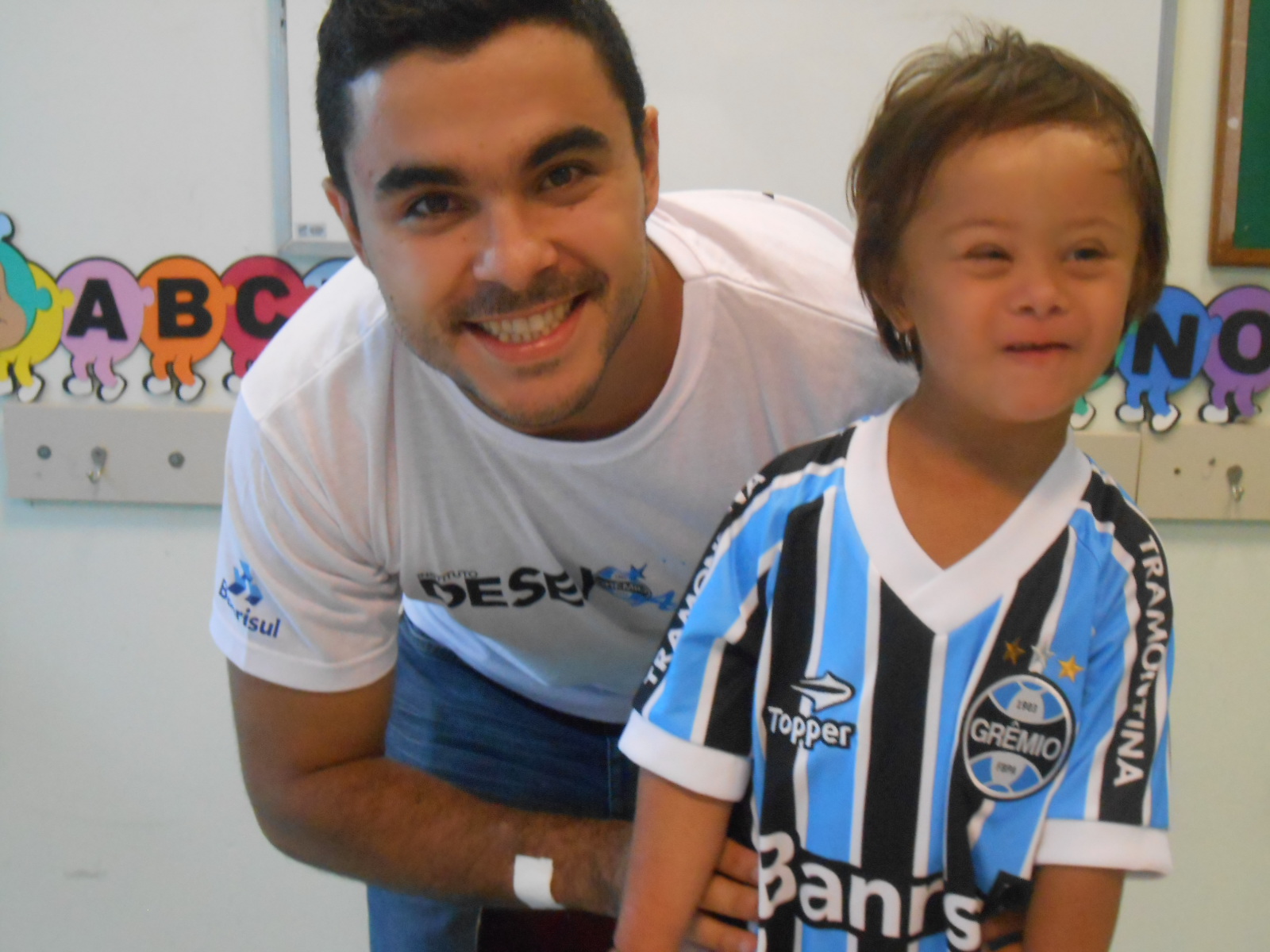 Edward tem 6 anos e faz tratamento na Kinder. É um guri super esperto, afetivo e alegre. Além do mais muito gremista. Deseja ganhar um uniforme do Grêmio. E com a colaboração do voluntário Chico Santana entregamos para ele um kit com camiseta personalizada com seu nome, calção e meia do Tricolor. 