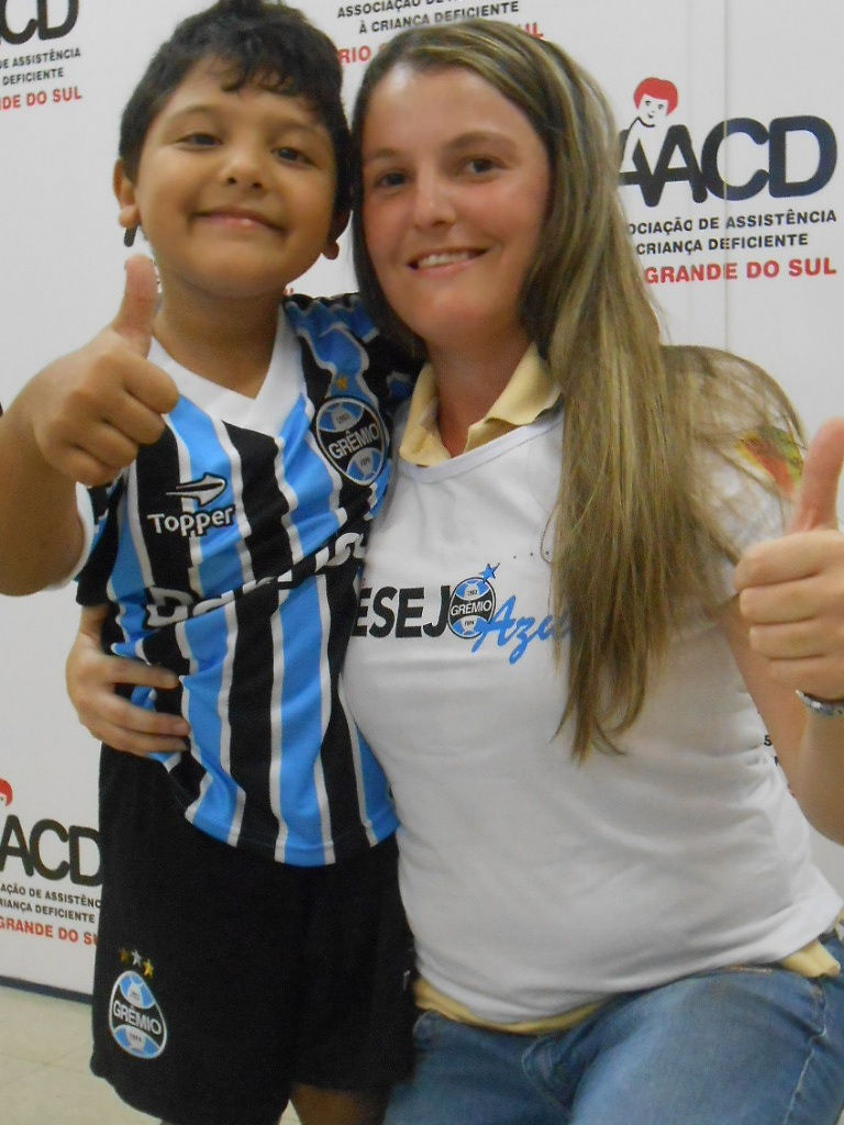 José Fernando tem 5 anos e acompanha tudo sobre o Grêmio. Disse que está confiante e acredita no Grêmio na Libertadores. Quer ser campeão! E para torcer mais ainda pelo seu Tricolor nada melhor do que estrear o uniforme completinho que ganhou da voluntária Juliana Pereira. 