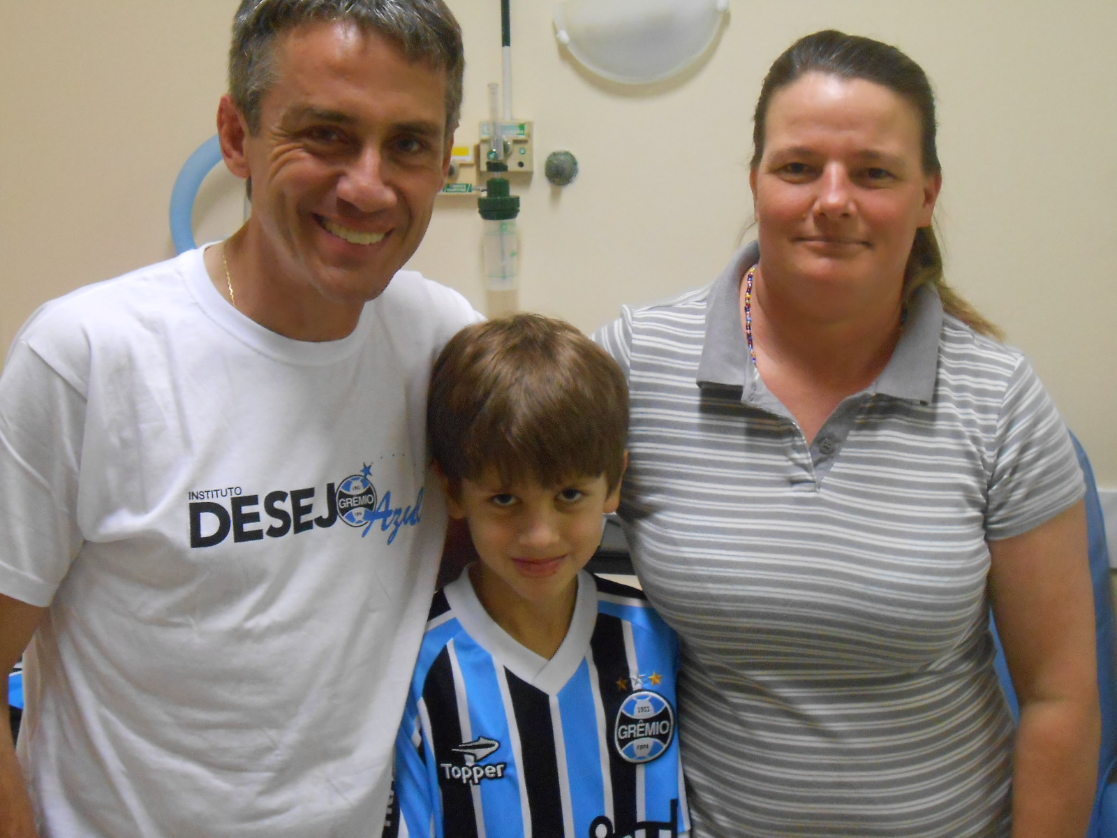 Leandro tem 8 anos e faz tratamento no Instituto de Cardiologia. Seu desejo era ganhar um uniforme completo do time no qual é torcedor fanático. E com a colaboração do voluntário Fábio Krebs levamos até ao menino um uniforme completo com camiseta personalizada, calção e meia do Tricolor