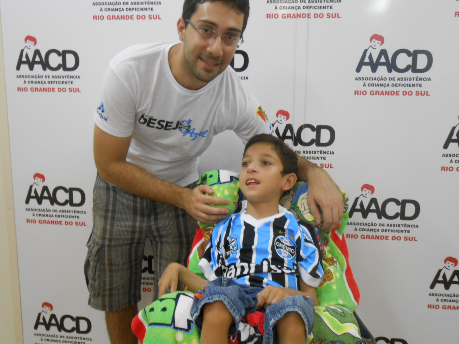 Vitor faz tratamento na AACD e desejava ganhar um uniforme completo do Grêmio. E com a colaboração do voluntário Evandro Leopoldino Gonçalves levamos até ao garoto um kit completo composto de camiseta personalizada, calção e meia do Imortal Tricolor. 