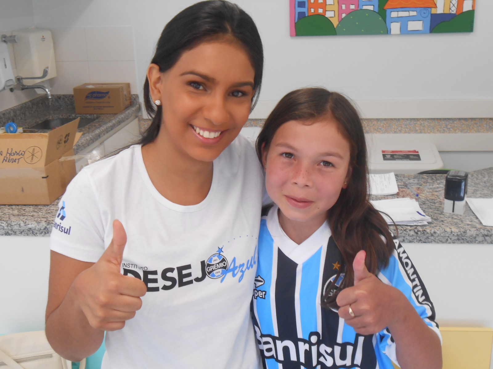 Carine tem 11 anos e faz tratamento no Hospital Conceição. Seu Desejo era ganhar uma camiseta oficial do Grêmio com seu nome personalizado nas costas. Ganhou mais, um kit completo contendo ainda calção e meia do Tricolor. A ação contou com a colaboração da voluntária Mariana Rodrigues. 