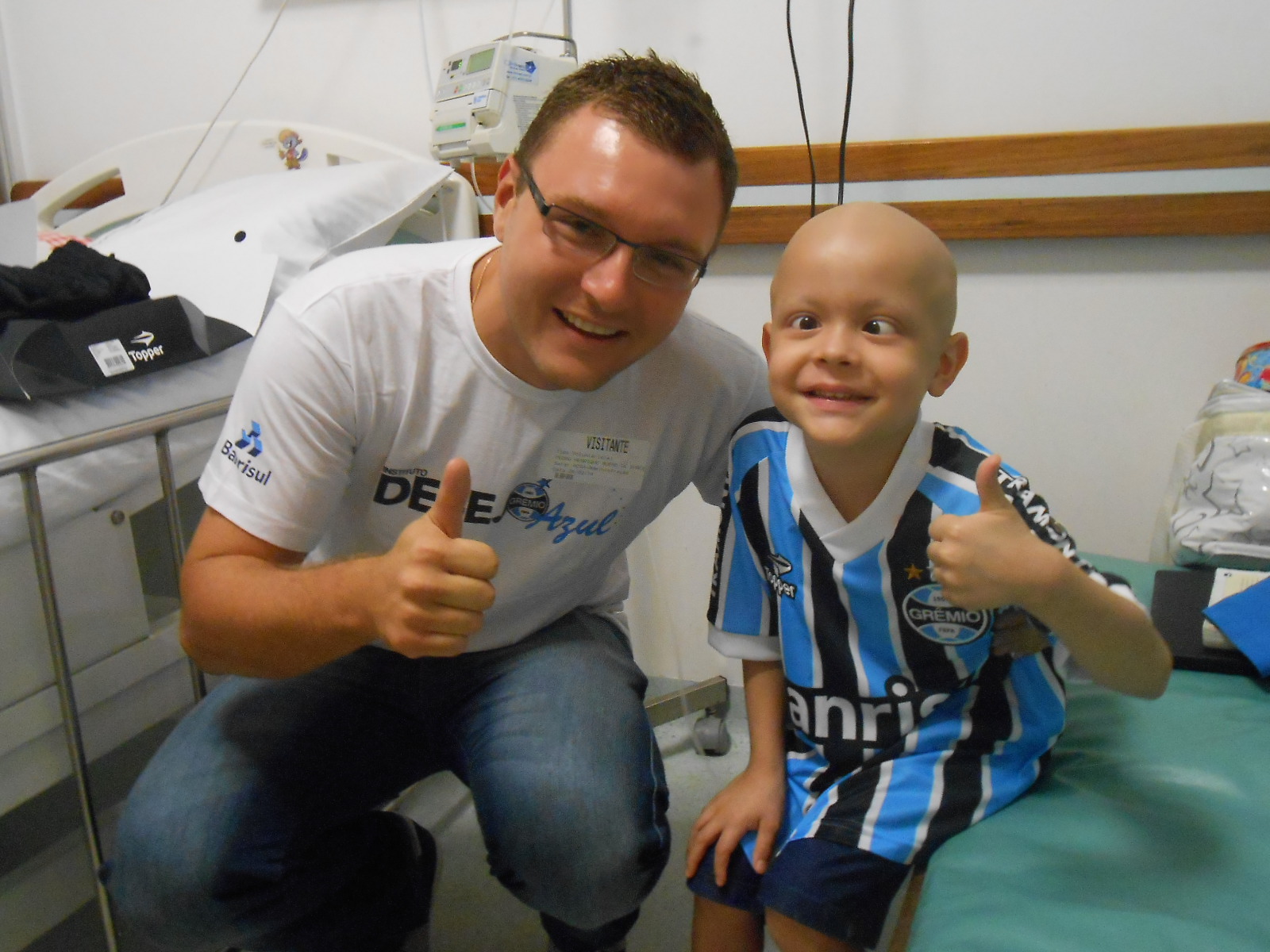 Fábio tem 8 anos e faz tratamento de saúde no Hospital da Criança Santo Antônio. Estava faceiro com a vitória do seu Tricolor no jogo de ontem. Queria muito ganhar um uniforme completo do seu amado Grêmio. E com a ajuda do voluntário Pedro Barcellos levamos até ao garotinho um kit completo com camiseta personalizada, calção e meia do Imortal Tricolor. Saúde Fabinho! 