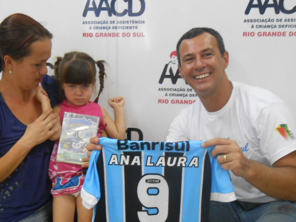 Ana Laura faz tratamento na AACD. Seu Desejo era ganhar um uniforme do Tricolor. E com a colaboração do voluntário Renato Abs da Cruz levamos até a menina o kit com camiseta personalizada, calção e meia do Imortal. 