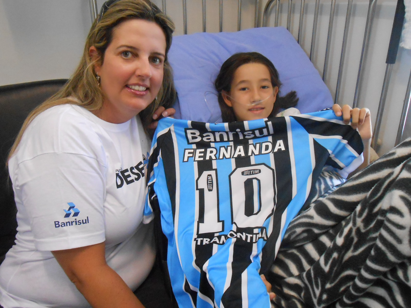 Fernanda tem 11 anos e faz tratamento de saúde no Hospital Conceição. Seu Desejo era receber uma camiseta do Grêmio. E com a colaboração da voluntária Daniela Munhoz levamos até á menina o kit completo para sua alegria e de seu pai que a acompanhava.