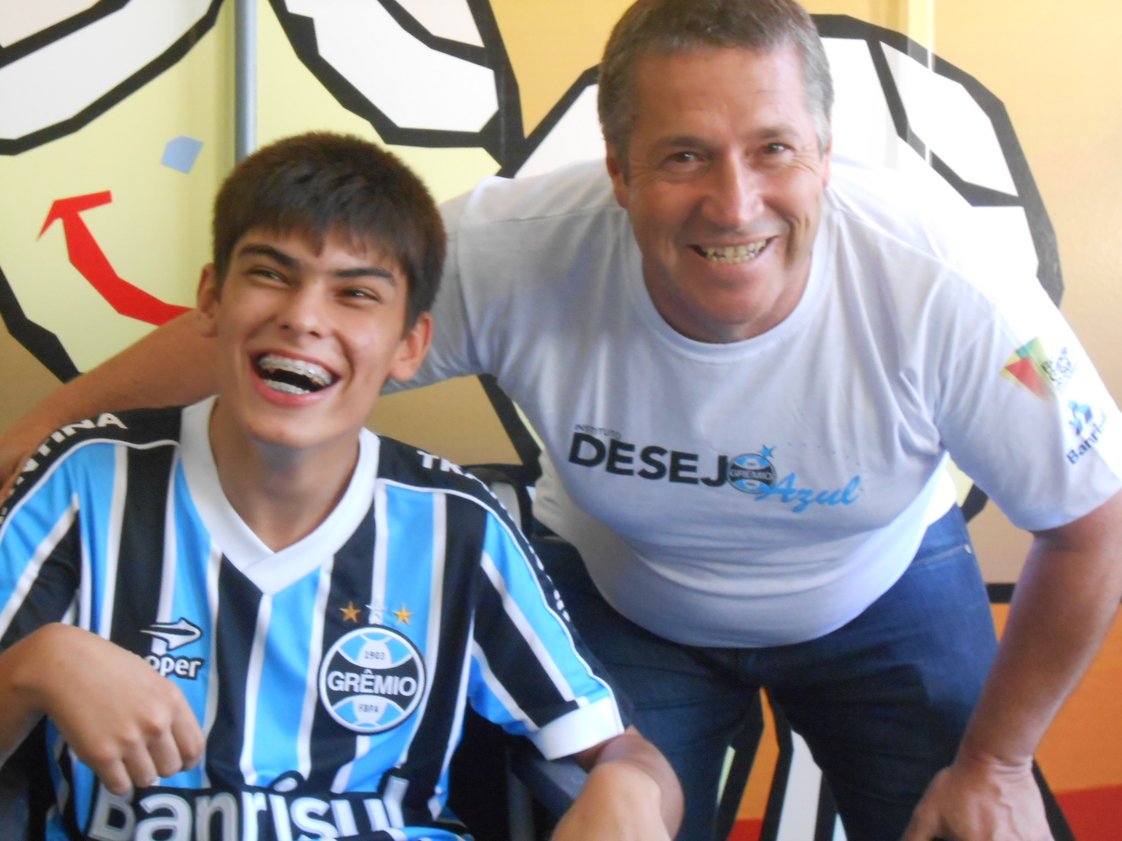 A alegria e a felicidade do Ismael em receber seu uniforme do Grêmio foi indescritível e contagiou a todos presentes na ação. O garoto de 17 anos que faz tratamento no Educandário São João Batista não parou de sorrir um só minuto de tanta felicidade! A ação contou com a colaboração do voluntário Luis Tubino. 