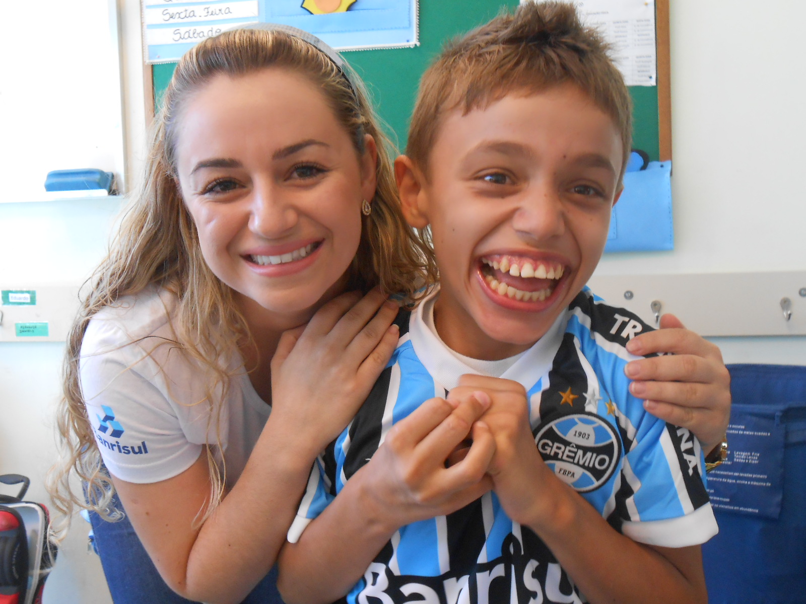 Alexsander tem 11 anos e faz tratamento na Kinder. Esperto, alegre, uma simpatia de guri. Hoje entregamos seu kit com o uniforme do Tricolor com a colaboração da voluntária Keli Roman. Ao colocar a camiseta do seu time do coração o menino não cabia em si de tanta alegria! Muita saúde para o Alexsander ! 