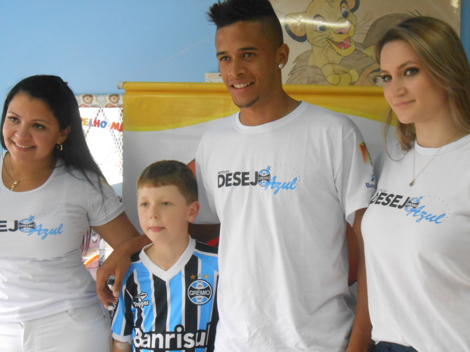 Matheus tem 8 anos e está no final do seu tratamento no Instituto do Câncer Infantil. Seu desejo era ganhar um uniforme completo do Grêmio. E com a ajuda dos voluntários Nathalia Alonso , Jaqueline Tavarez e Marcos Paulo Inez levamos até ao menino que ficou muito feliz com o seu presente.