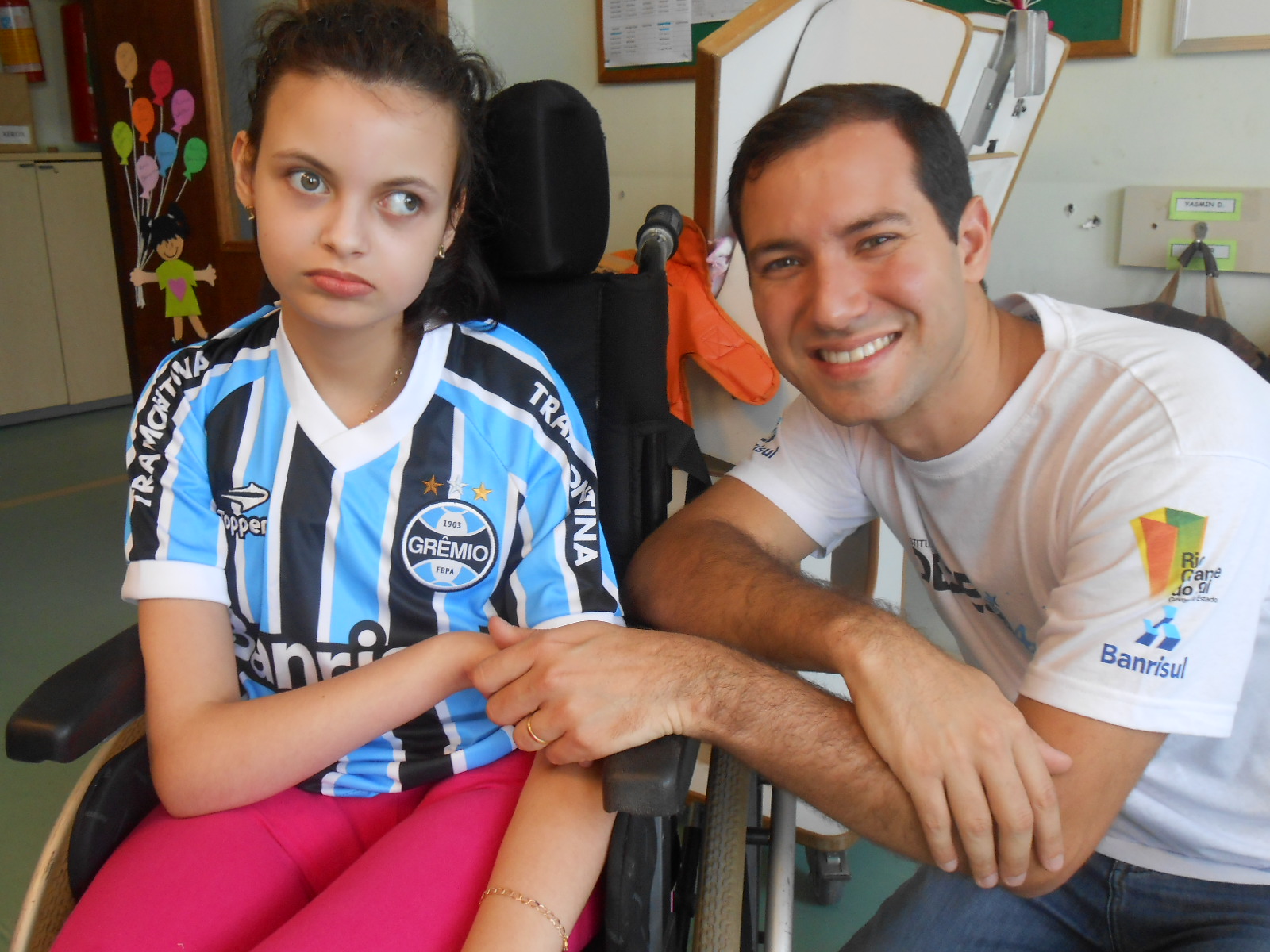 Beatriz está de aniversário. Completou 10 anos nessa semana. A menina que faz tratamento na Kinder ganhou um kit completo com o uniforme do Grêmio eu uma bonequinha Tricolor do voluntário Cristiano Machado Costa.Muita saúde e felicidade sempre Bea.