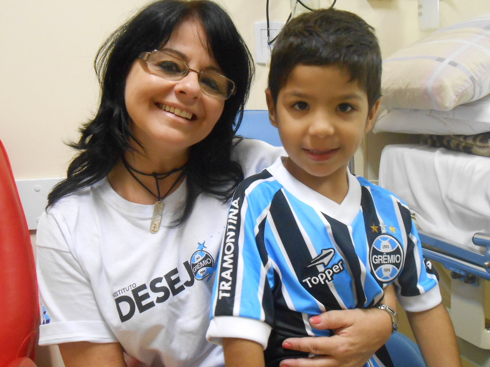 Alisson tem 7 anos e faz tratamento no Instituto de Cardiologia. É um gremistão como o seu pai. Desde cedo estava esperando o uniforme completo que ganhou da voluntária Janice Pureza. Mal ganhou e já saiu pelos corredores do hospital de camiseta, calção, meia e chuteira. Muita saúde Alisson e sorte para o nosso Grêmio. 