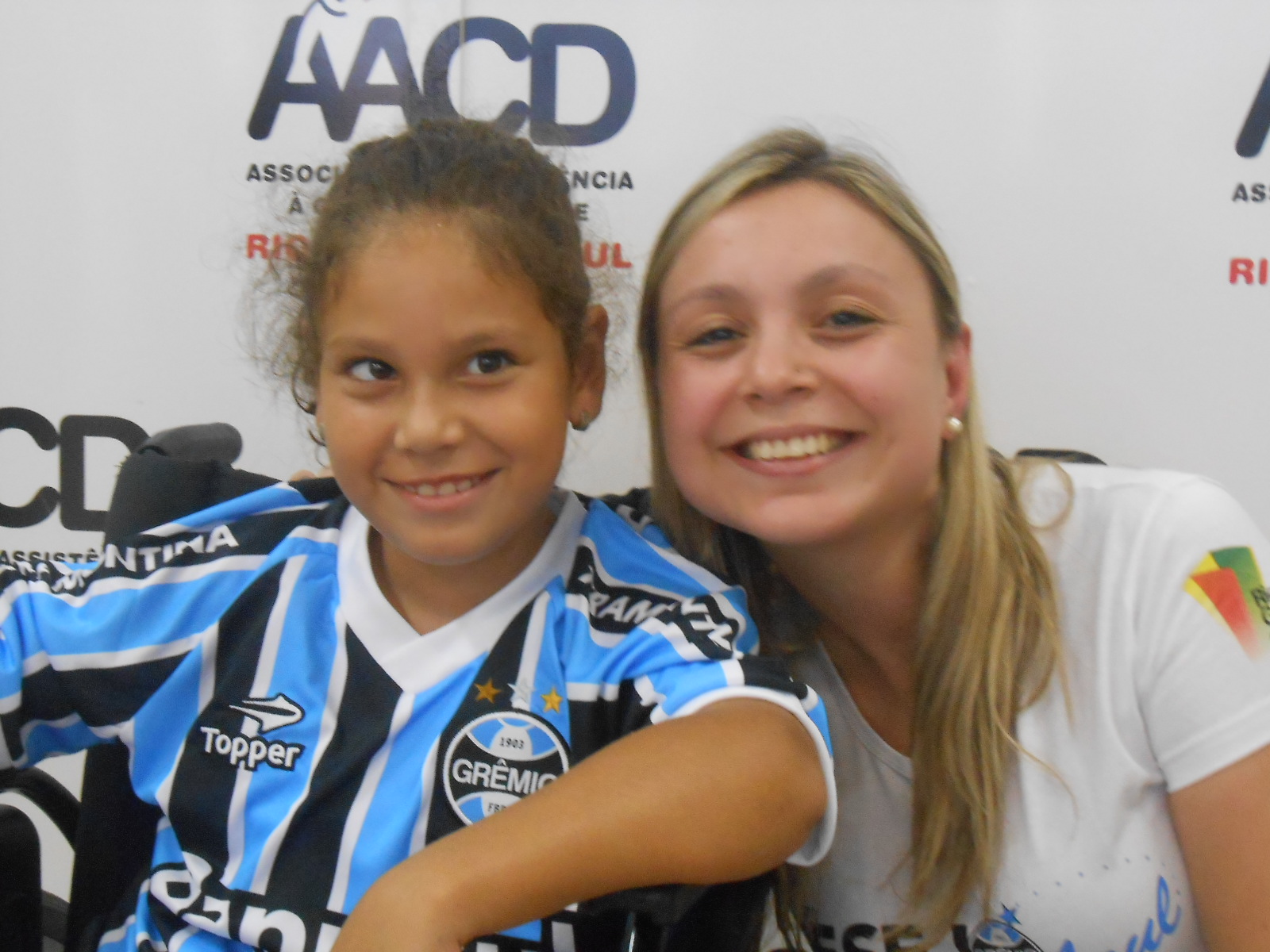 Nicole faz tratamento na AACD. Seu Desejo era ganhar uma camiseta do Grêmio. Ganhou mais que isso. Levou um uniforme completo do Tricolor. A ação contou com a colaboração da voluntária Ana Paula Varela