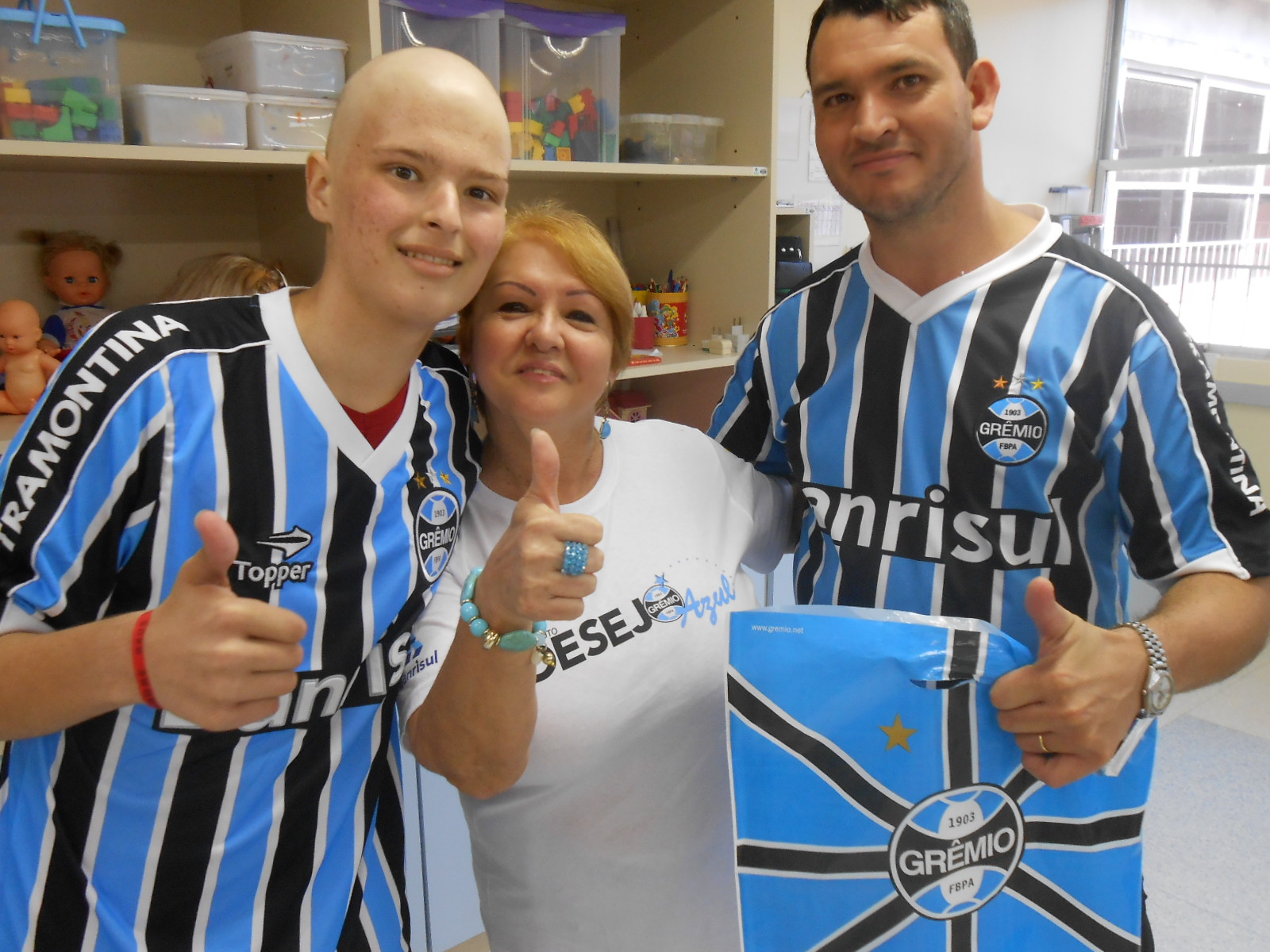 )


De pai para filho. Assim é a paixão do Matheus, 17 anos, um gremistão dos mais fervorosos. O garoto que faz tratamento no Hospital de Clínicas ganhou da voluntária Neivinha Bacedo uma camiseta oficial personalizada com seu nome. Muita saúde para o Matheus que ser um dia ser jogador de futebol